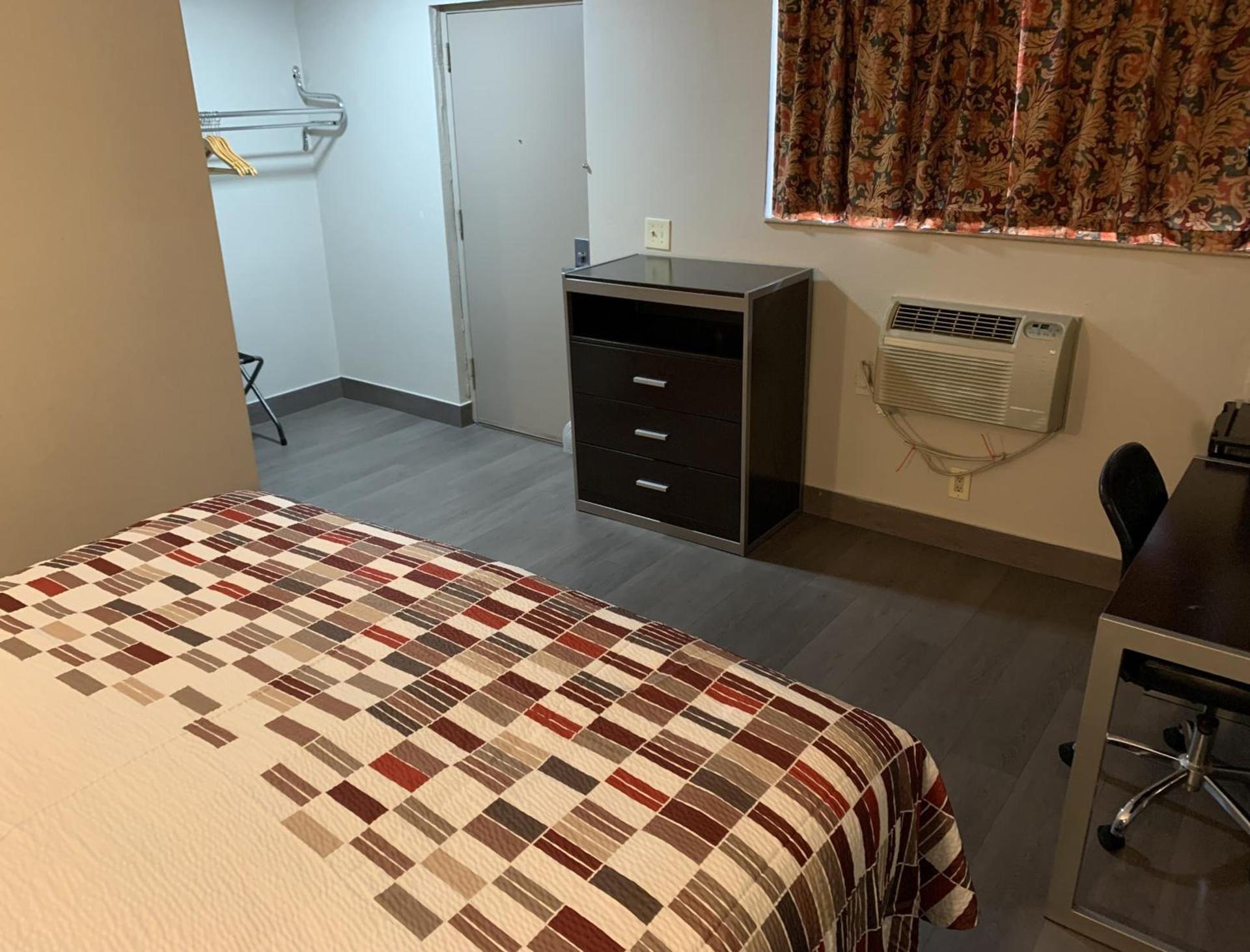 Red Roof Inn Copiague photo 12