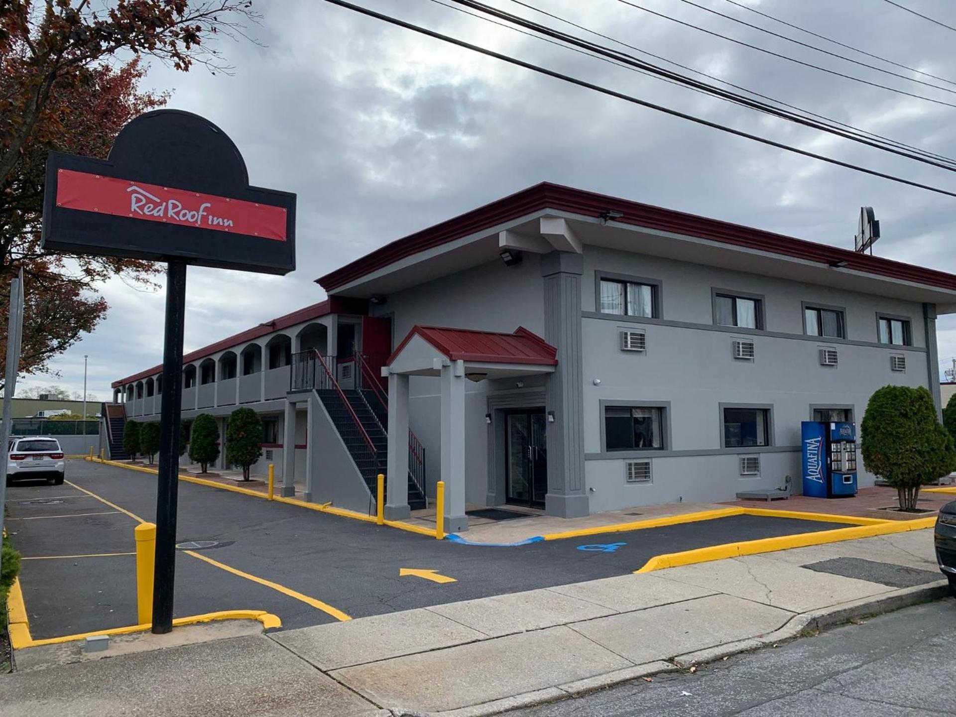 Red Roof Inn Copiague photo 1