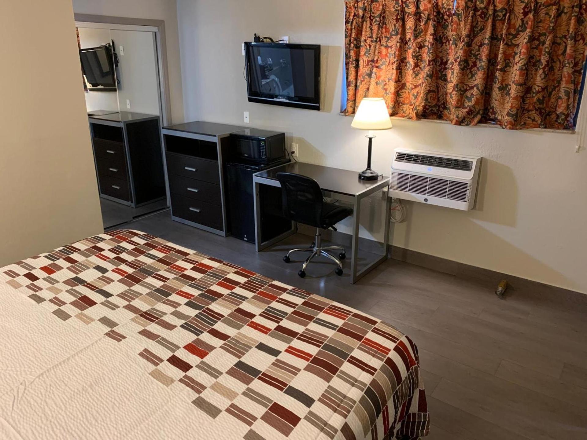 Red Roof Inn Copiague photo 6