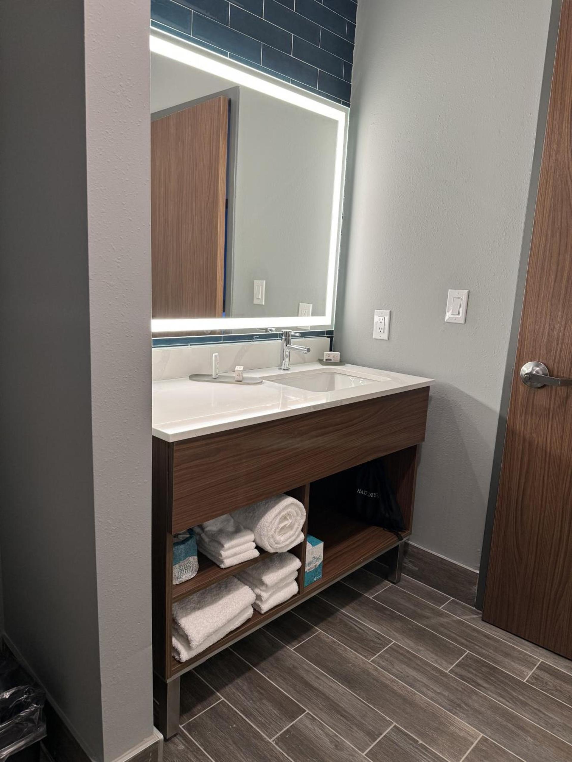 La Quinta Inn & Suites by Wyndham Mount Laurel Moorestown photo 32