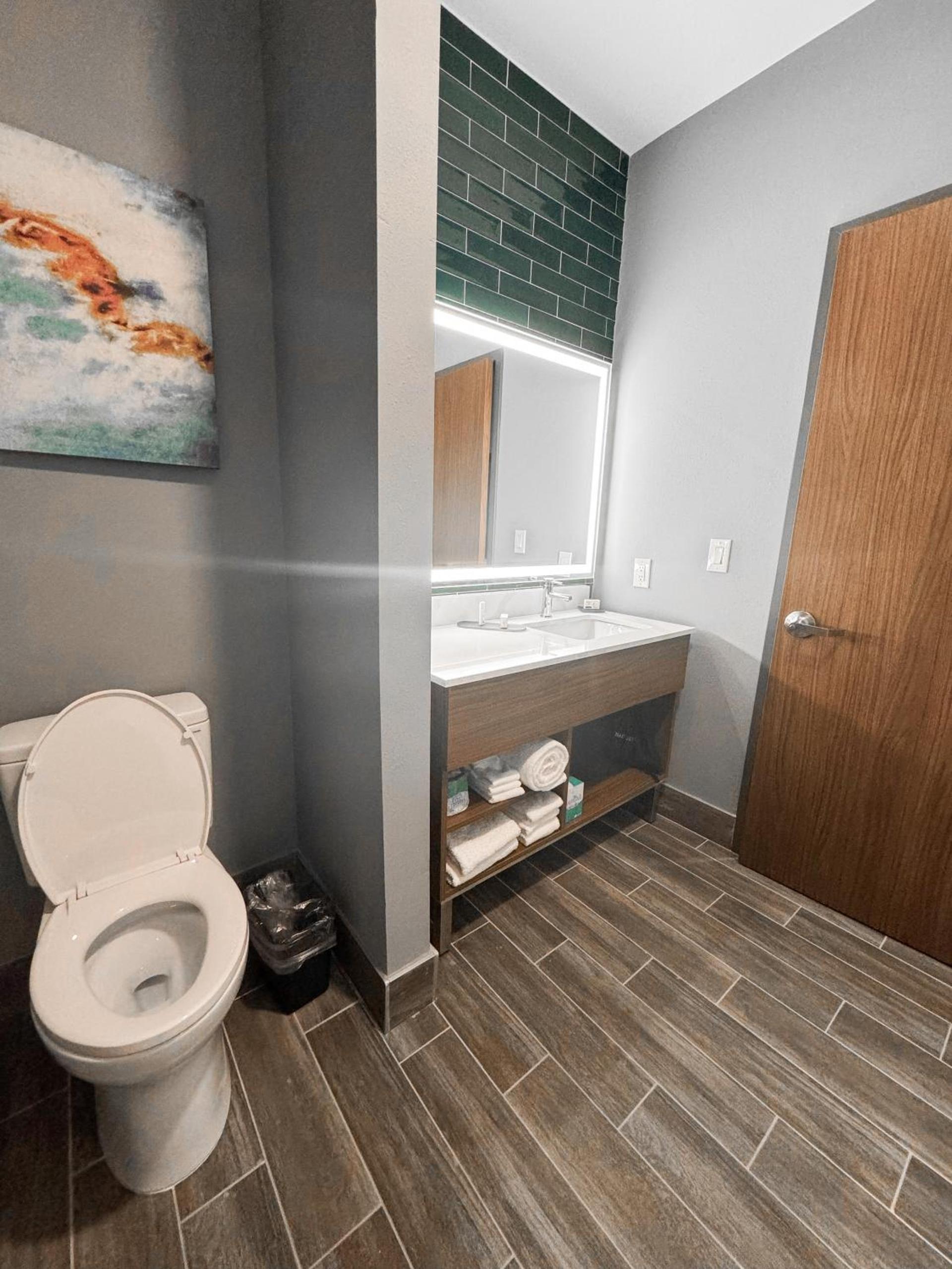 La Quinta Inn & Suites by Wyndham Mount Laurel Moorestown photo 33