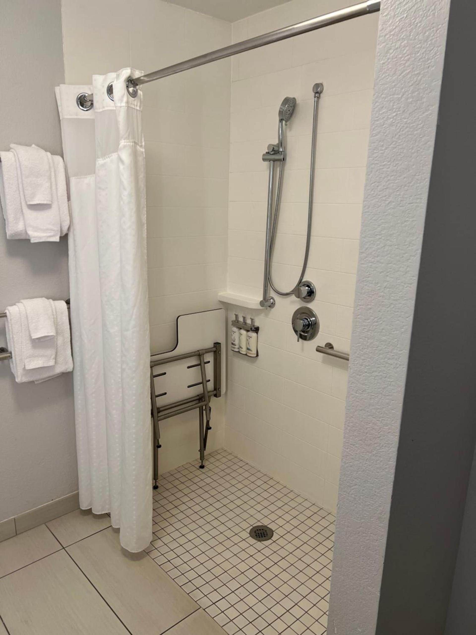 Holiday Inn Express & Suites Mobile - University Area by IHG photo 14