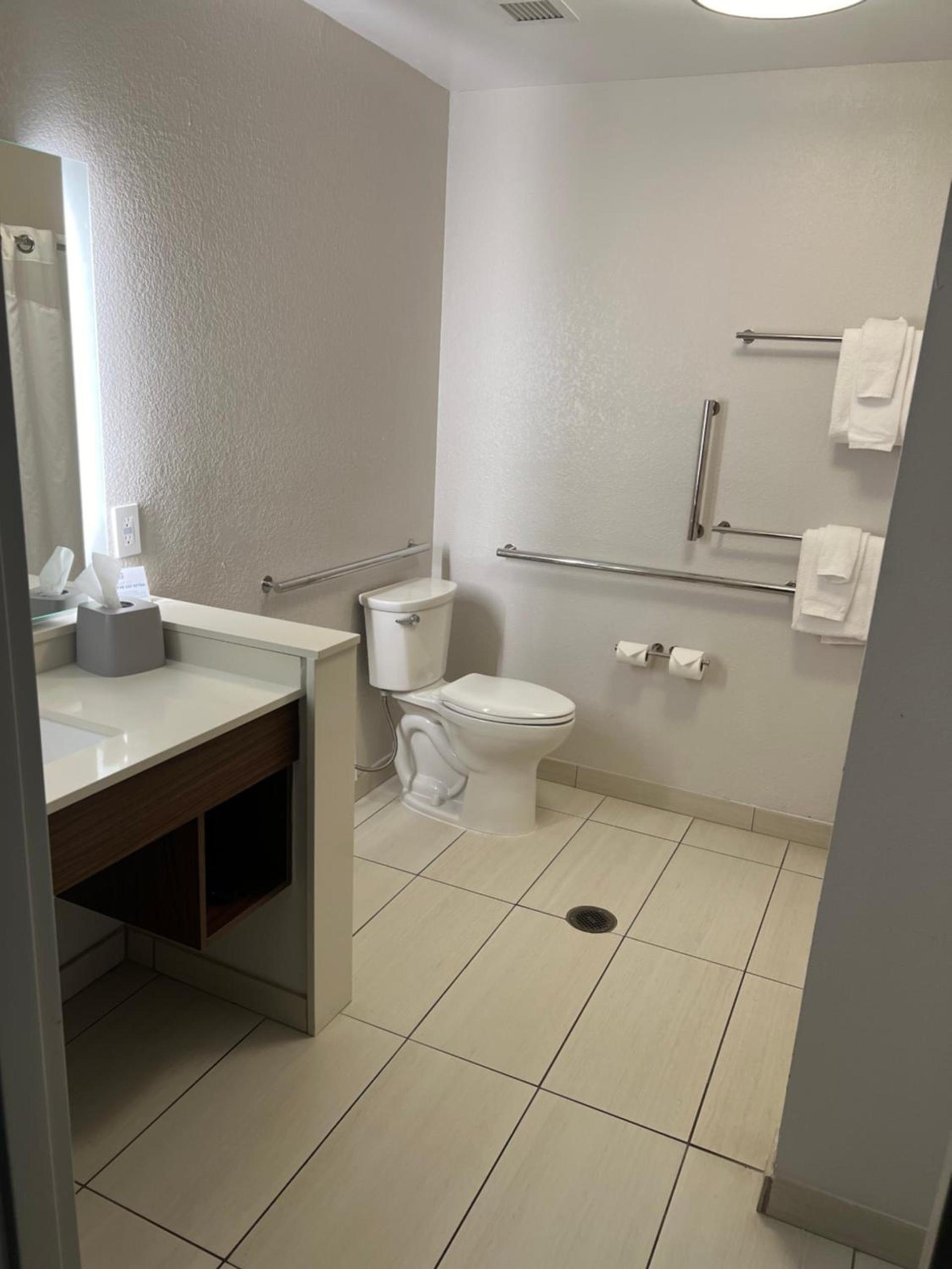 Holiday Inn Express & Suites Mobile - University Area by IHG photo 15