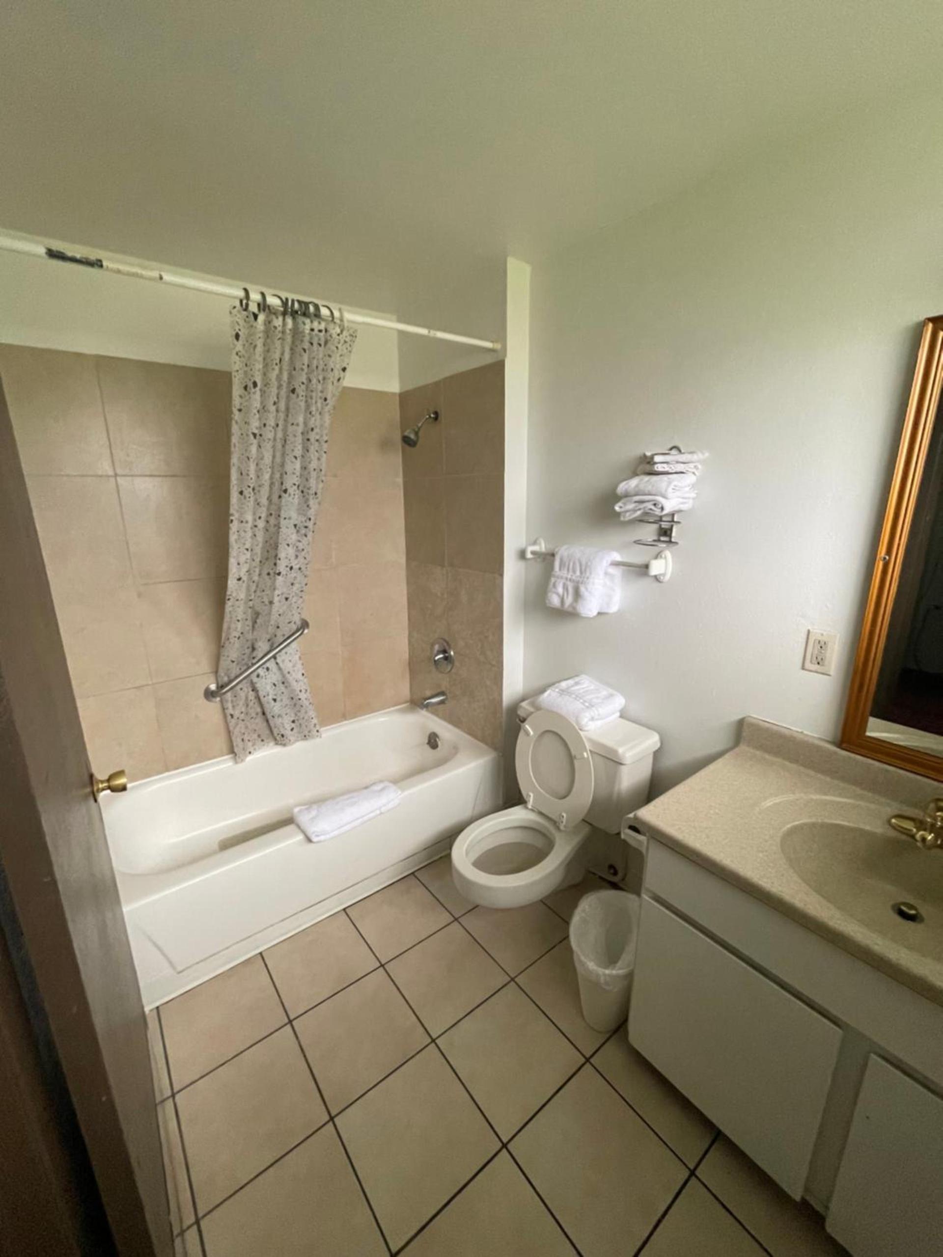Royal A Motel photo 20