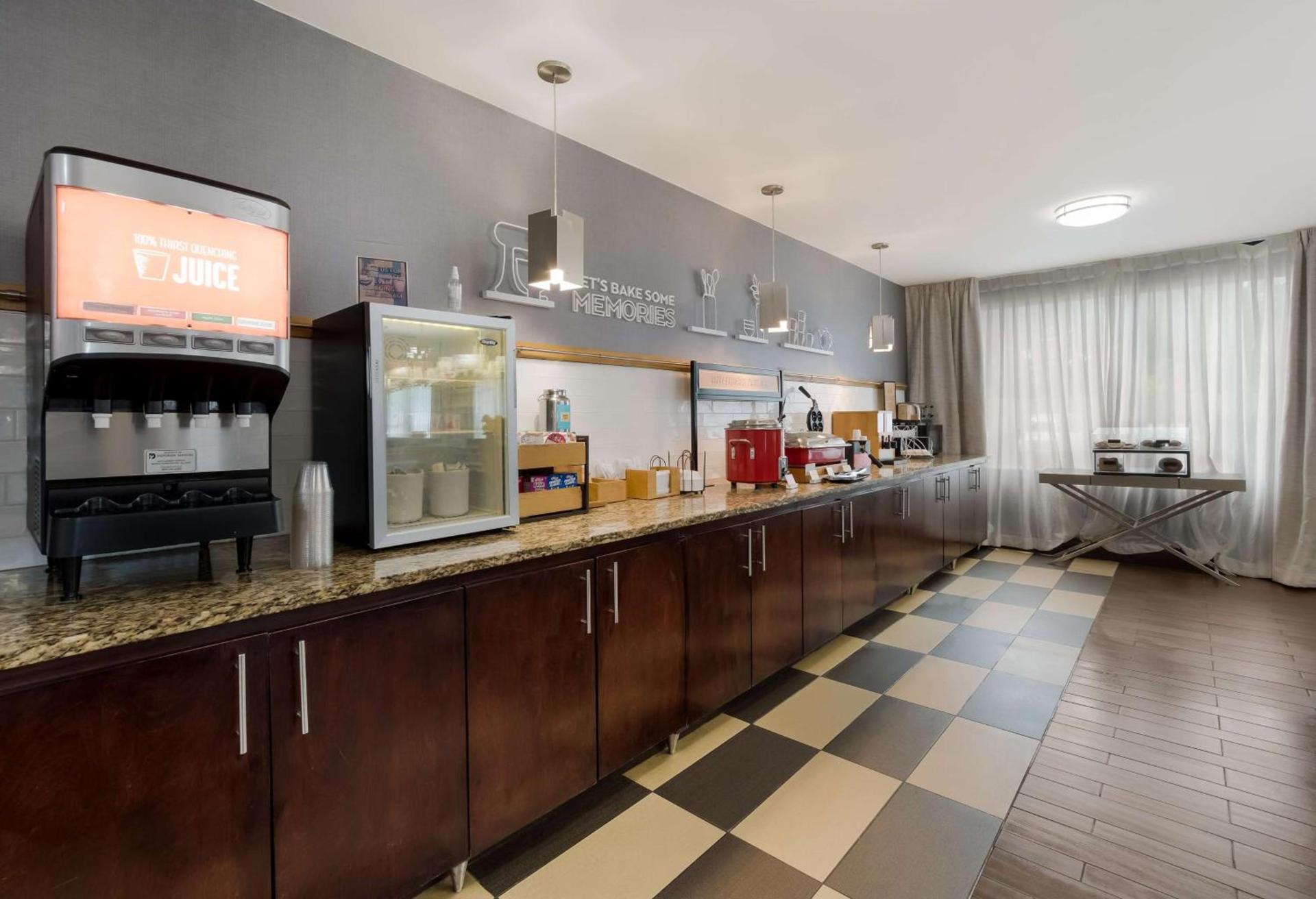 Hampton Inn Columbia-I-26 Airport photo 9