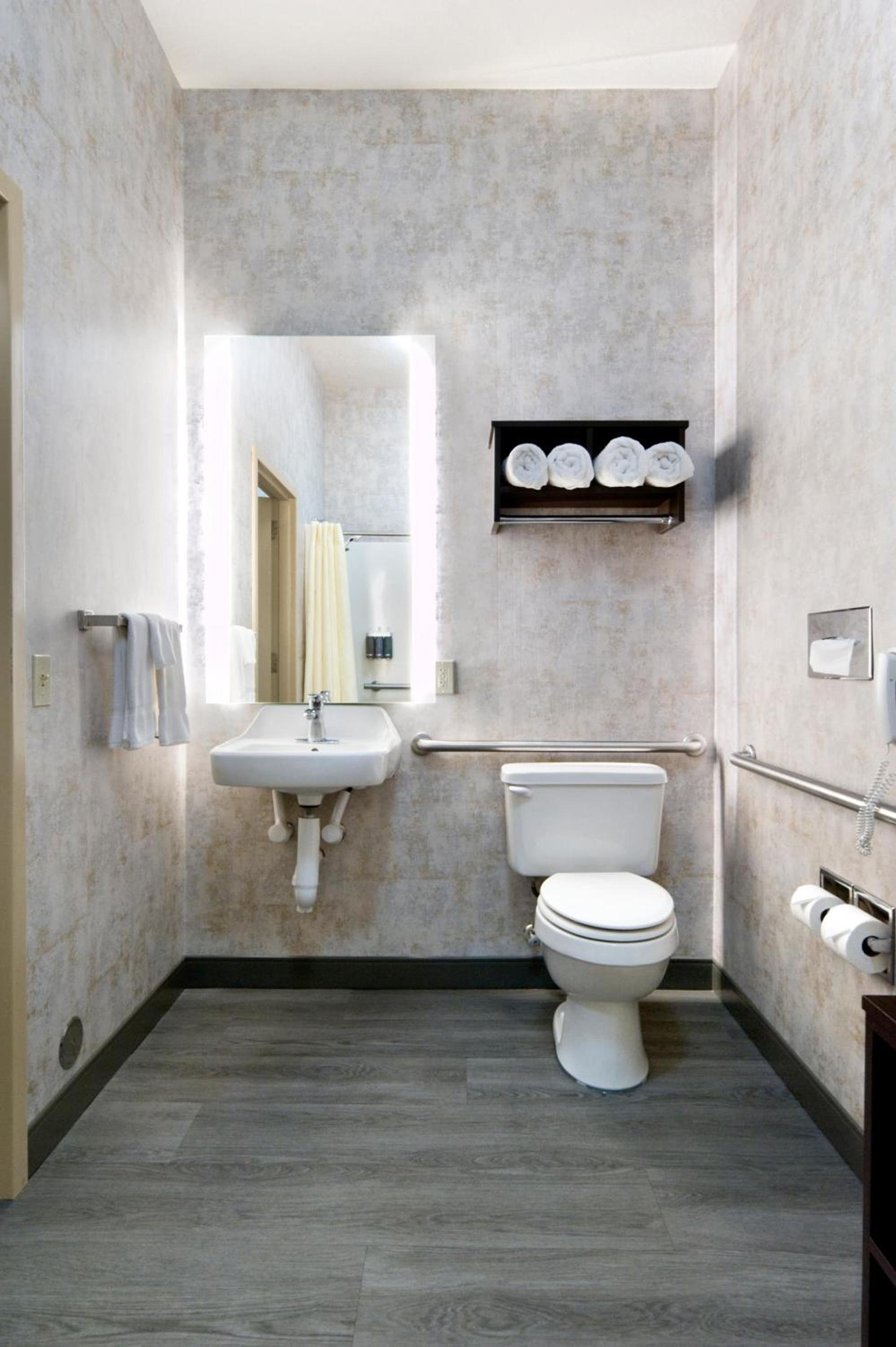 ClubHouse Hotel Sioux Falls photo 40