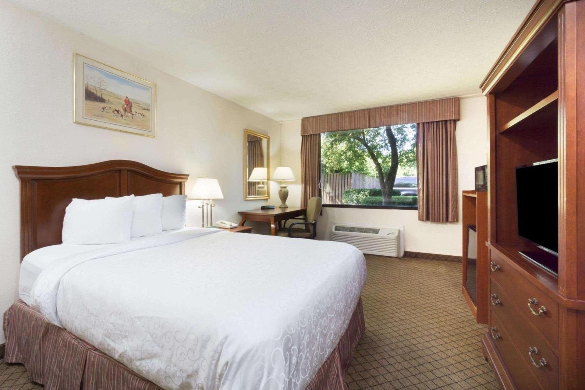 Days Inn by Wyndham Columbus Airport photo 9