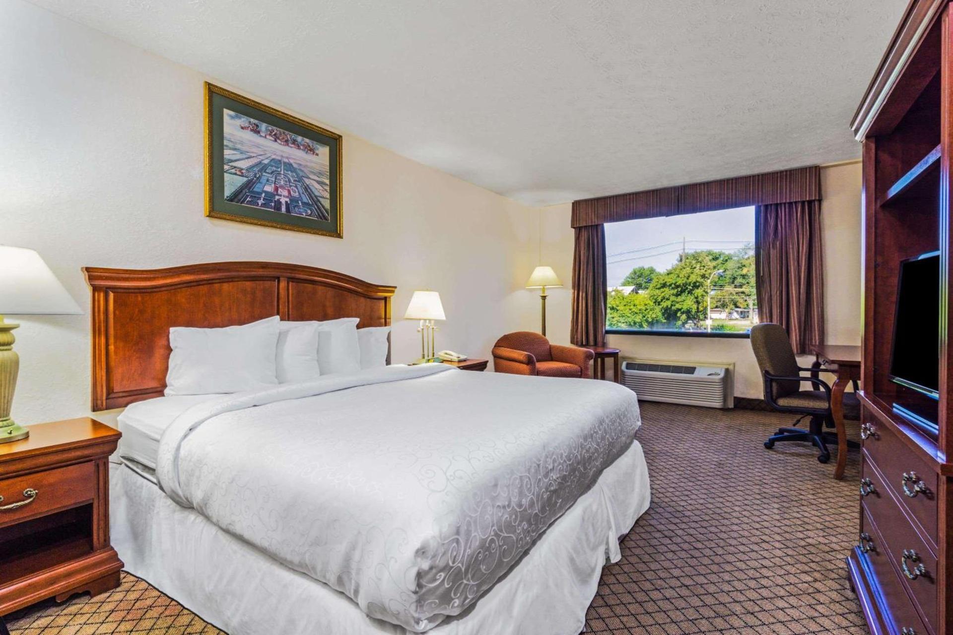 Days Inn by Wyndham Columbus Airport photo 11