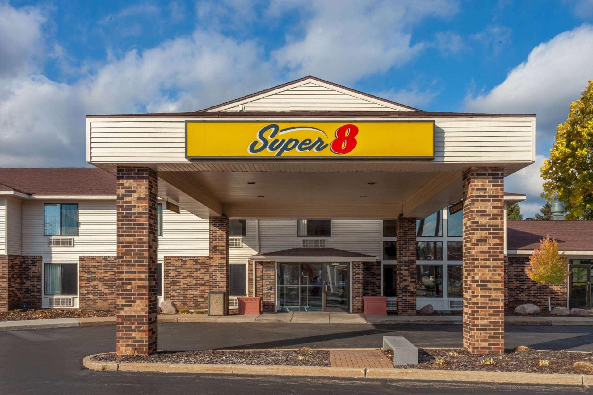 Super 8 by Wyndham Wausau photo 2