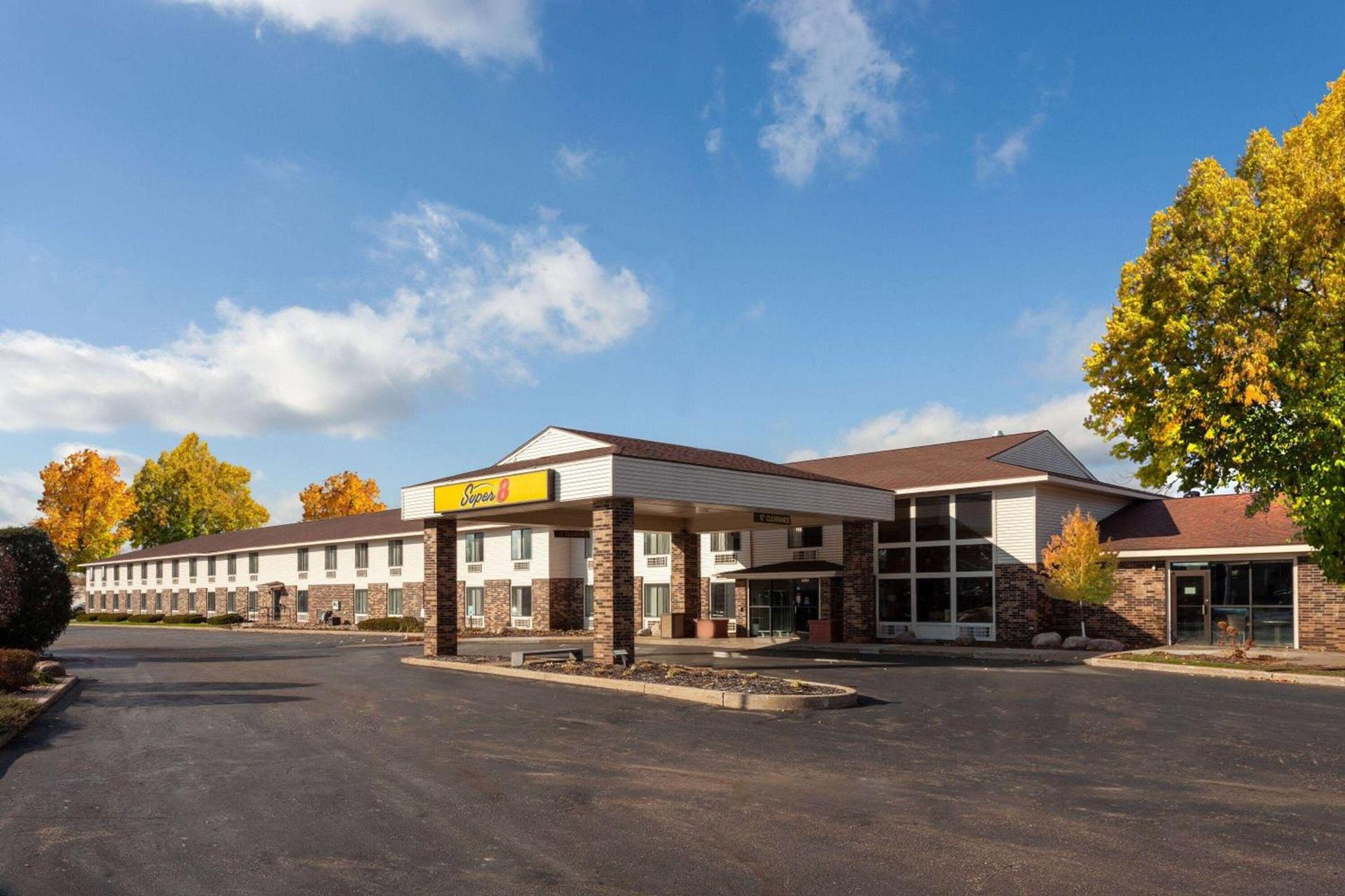 Super 8 by Wyndham Wausau photo 3