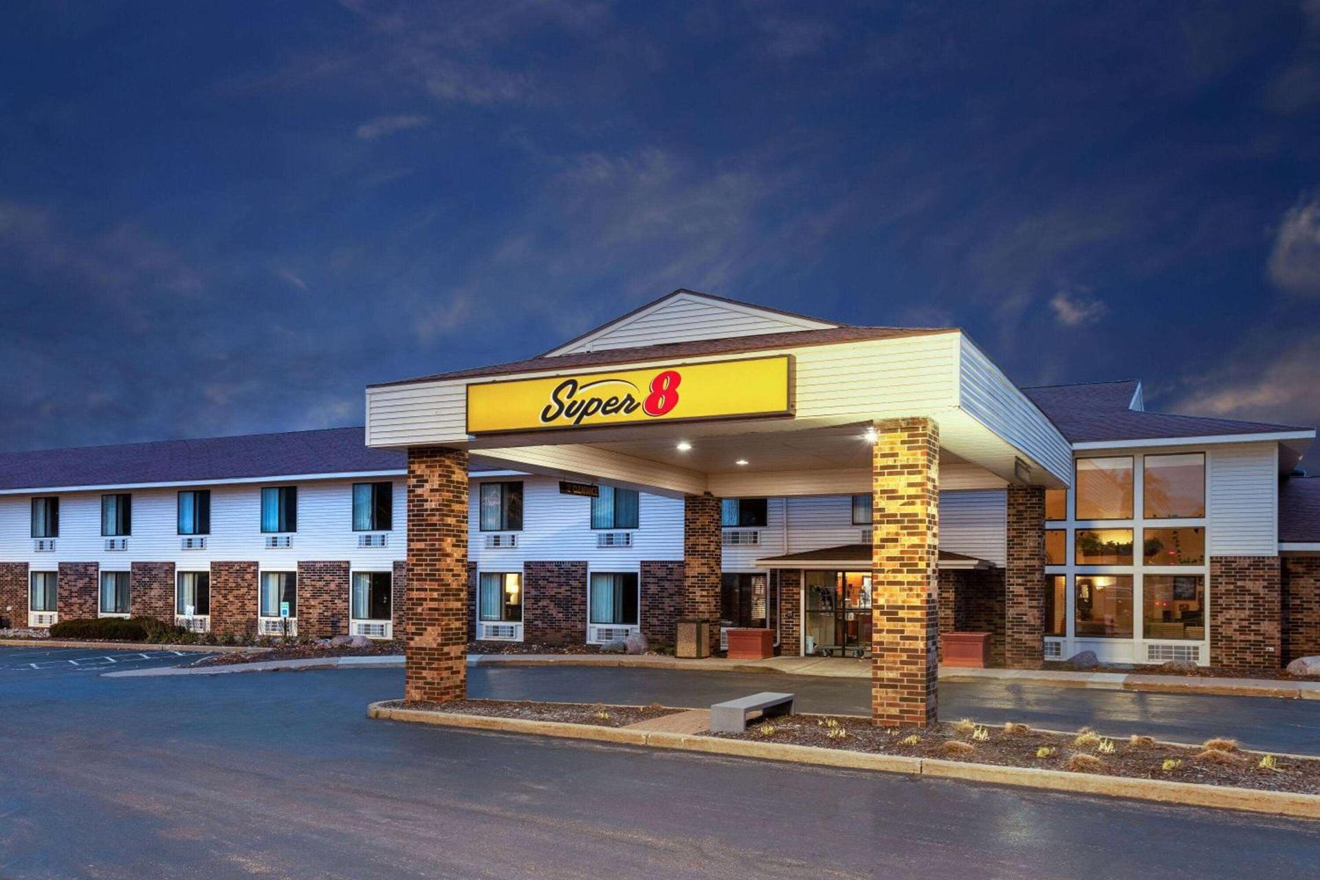 Super 8 by Wyndham Wausau photo 4