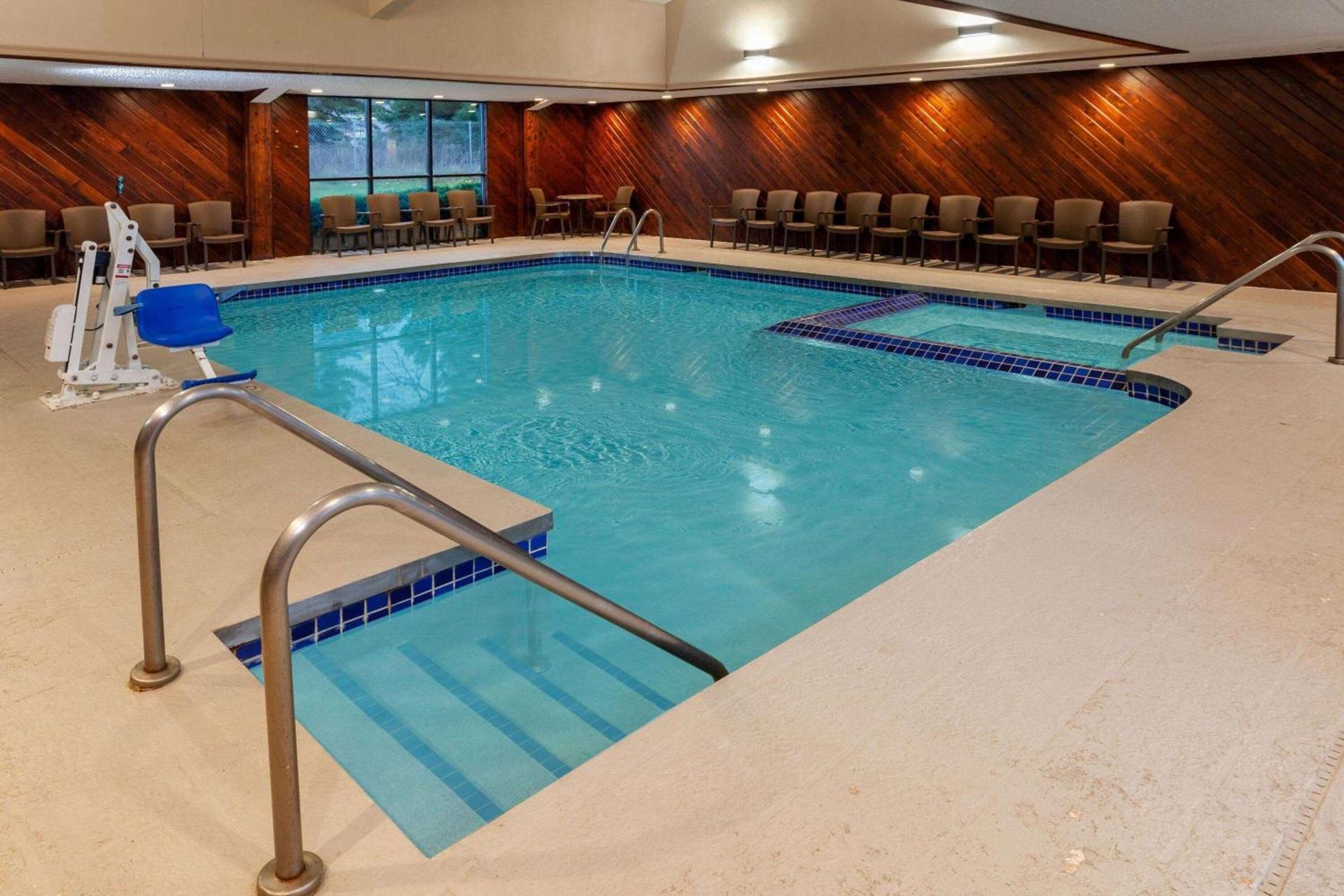Super 8 by Wyndham Wausau photo 8
