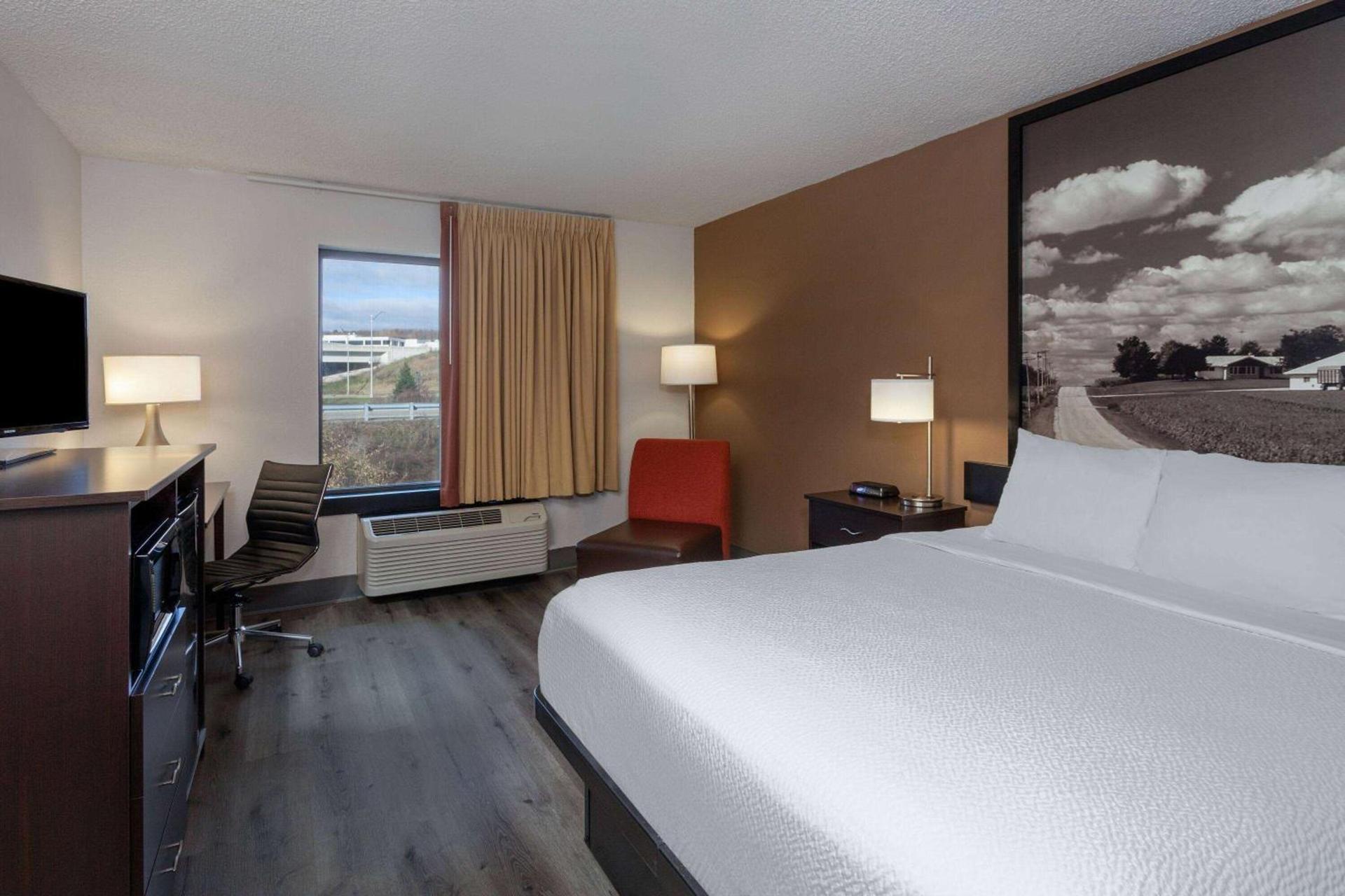 Super 8 by Wyndham Wausau photo 12