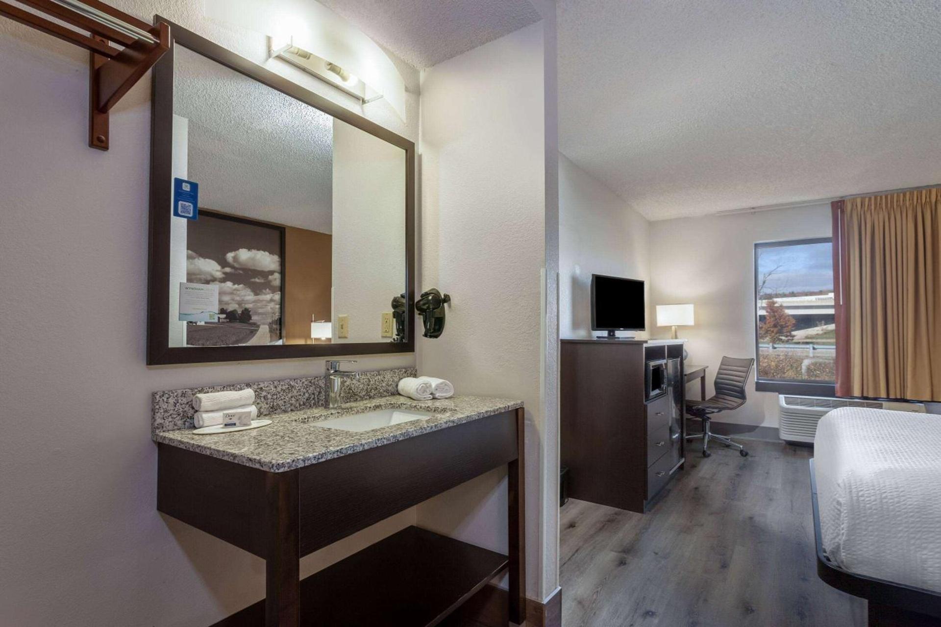 Super 8 by Wyndham Wausau photo 13