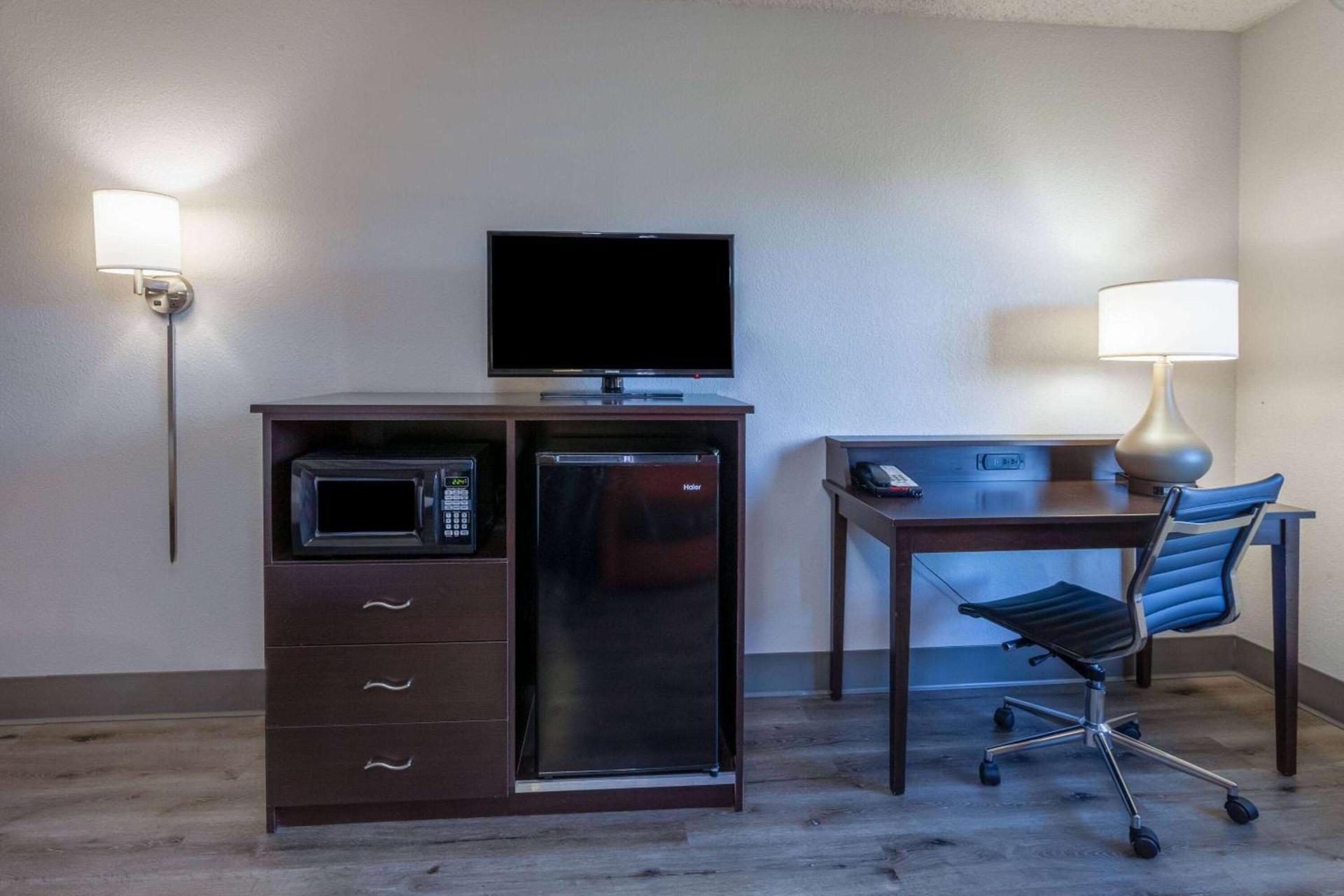 Super 8 by Wyndham Wausau photo 22