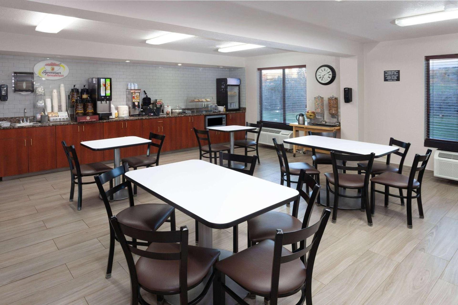 Super 8 by Wyndham Wausau photo 27