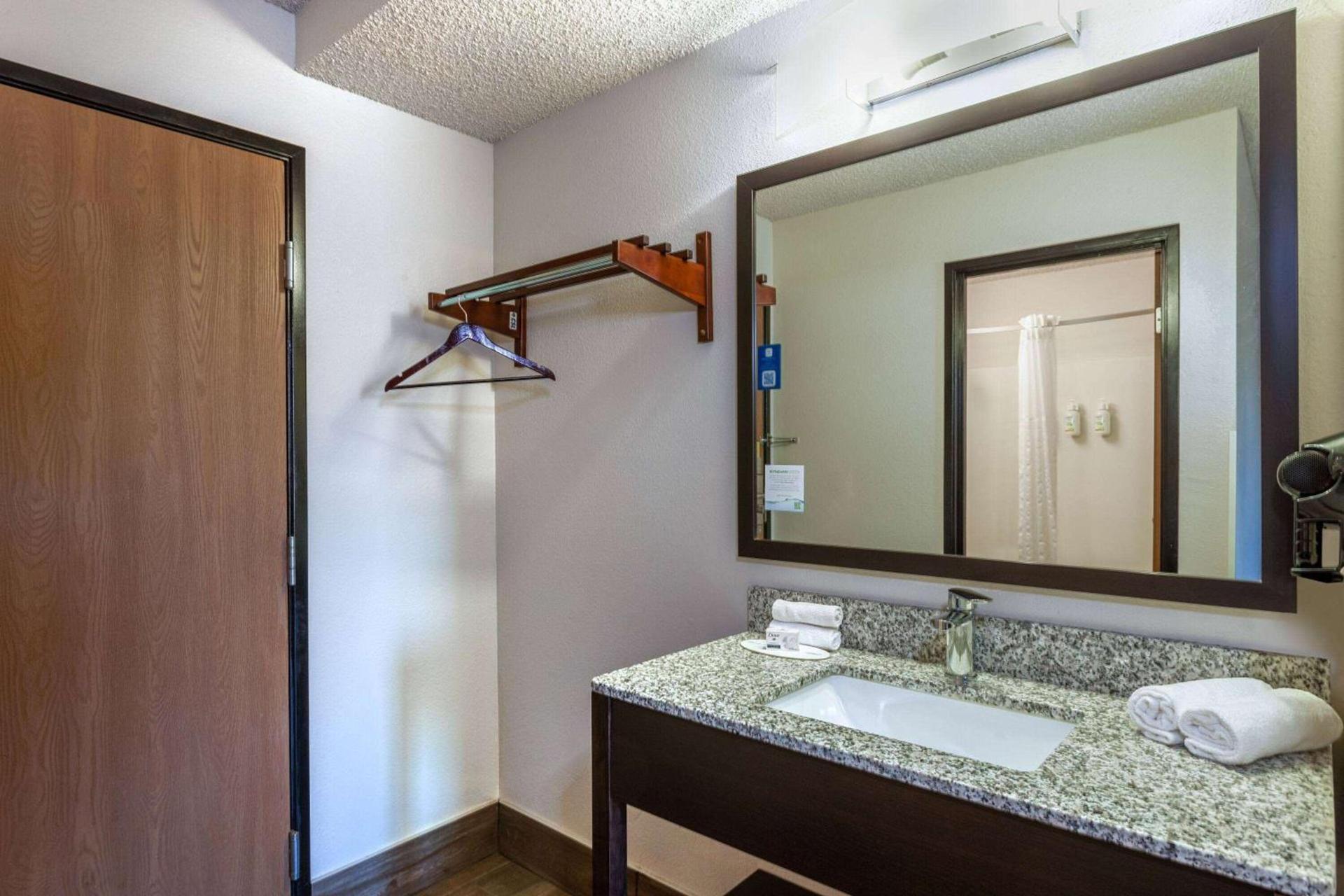 Super 8 by Wyndham Wausau photo 25