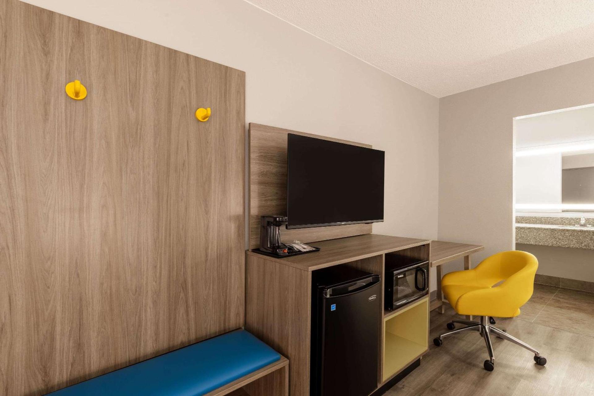 Days Inn by Wyndham Mooresville Lake Norman photo 16