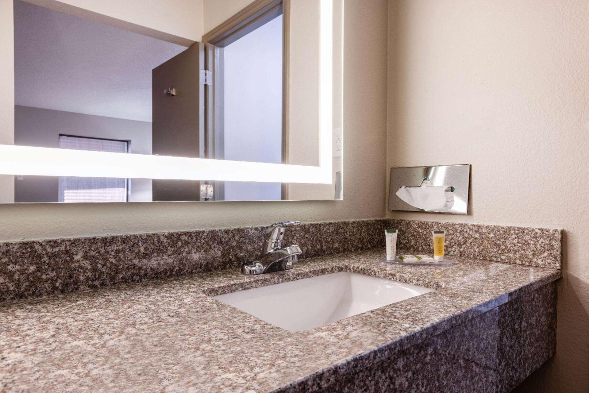 Days Inn by Wyndham Mooresville Lake Norman photo 19