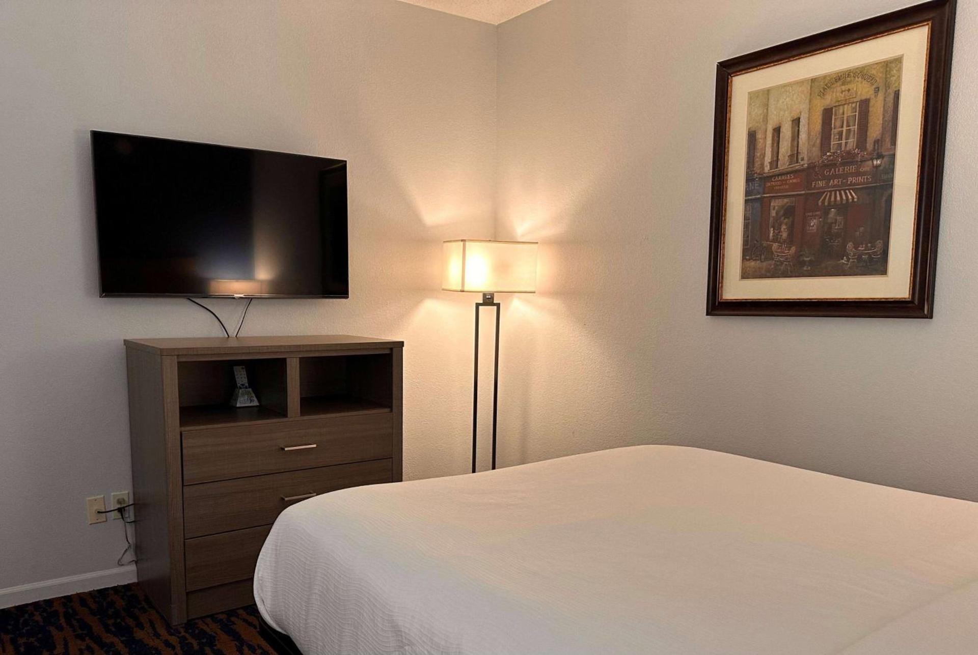 Baymont by Wyndham Indianapolis Northwest photo 35