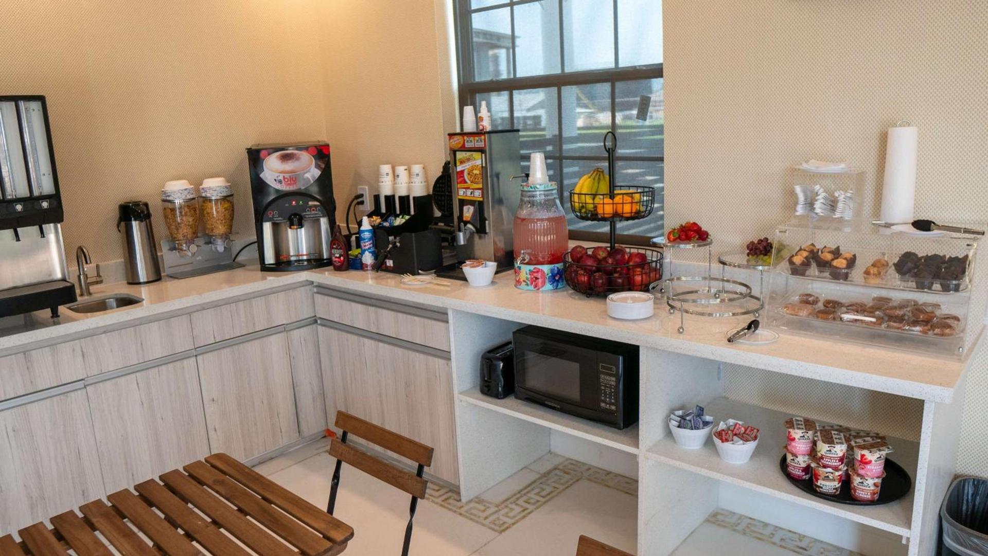 Comfeeni Inn and Suites photo 48