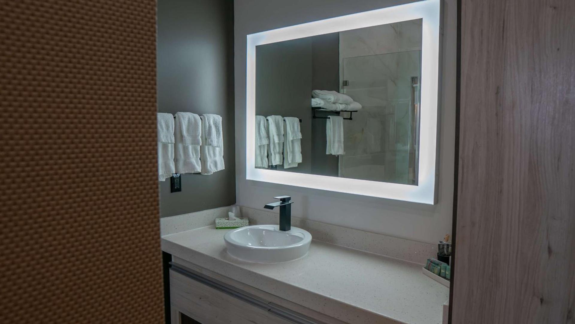 Comfeeni Inn and Suites photo 32
