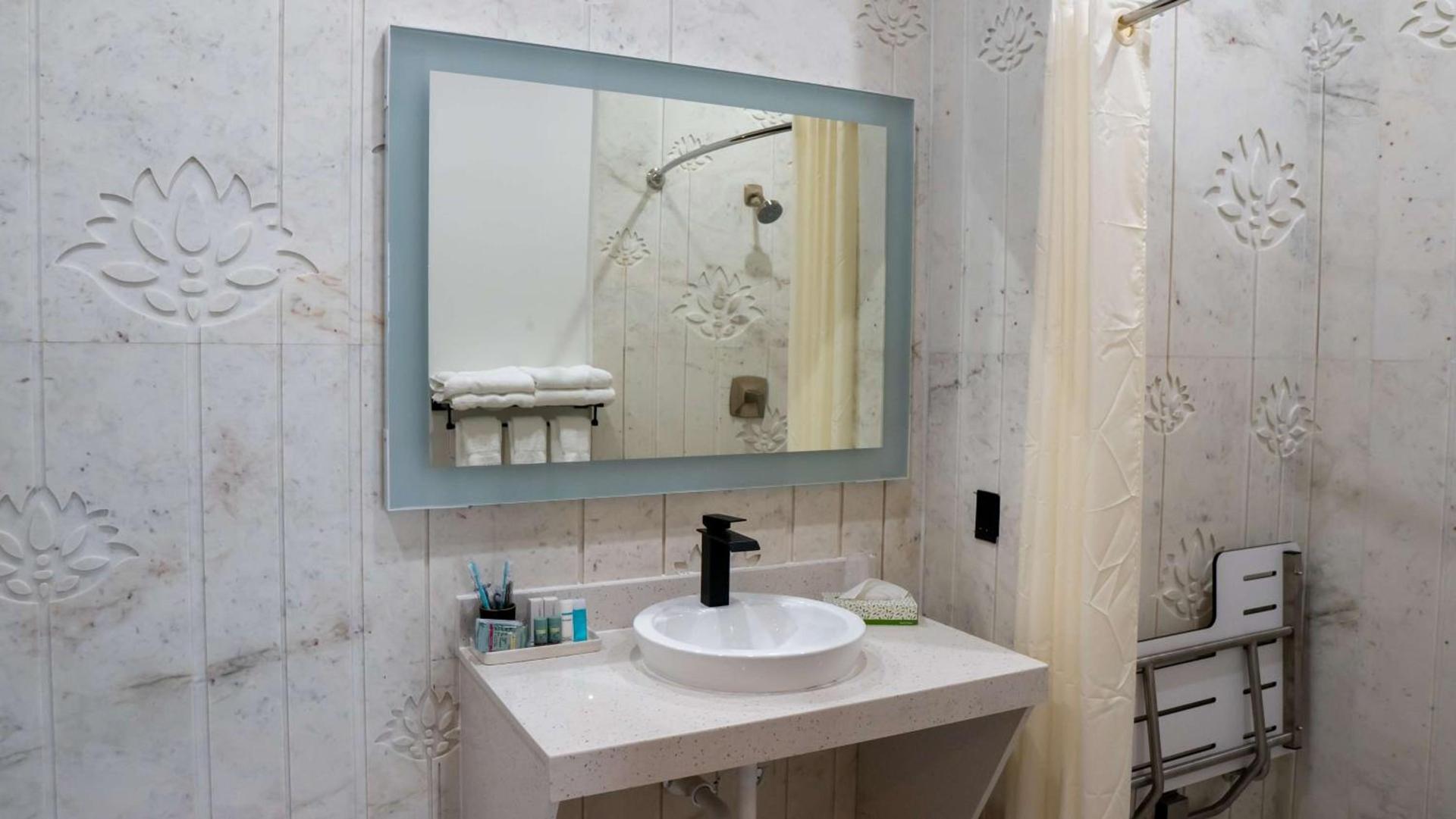 Comfeeni Inn and Suites photo 34