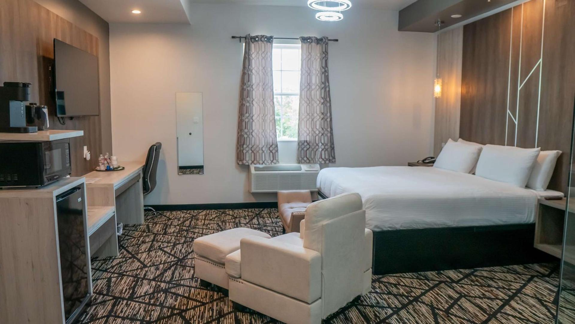 Comfeeni Inn and Suites photo 17