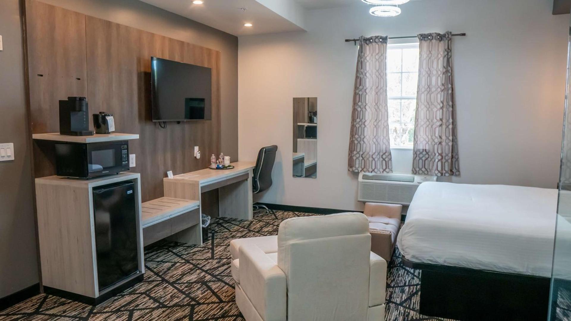 Comfeeni Inn and Suites photo 18