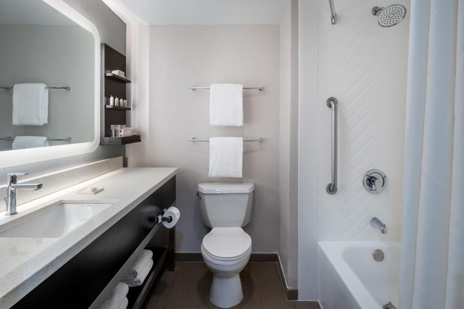 Delta Hotels by Marriott Jacksonville Deerwood photo 38