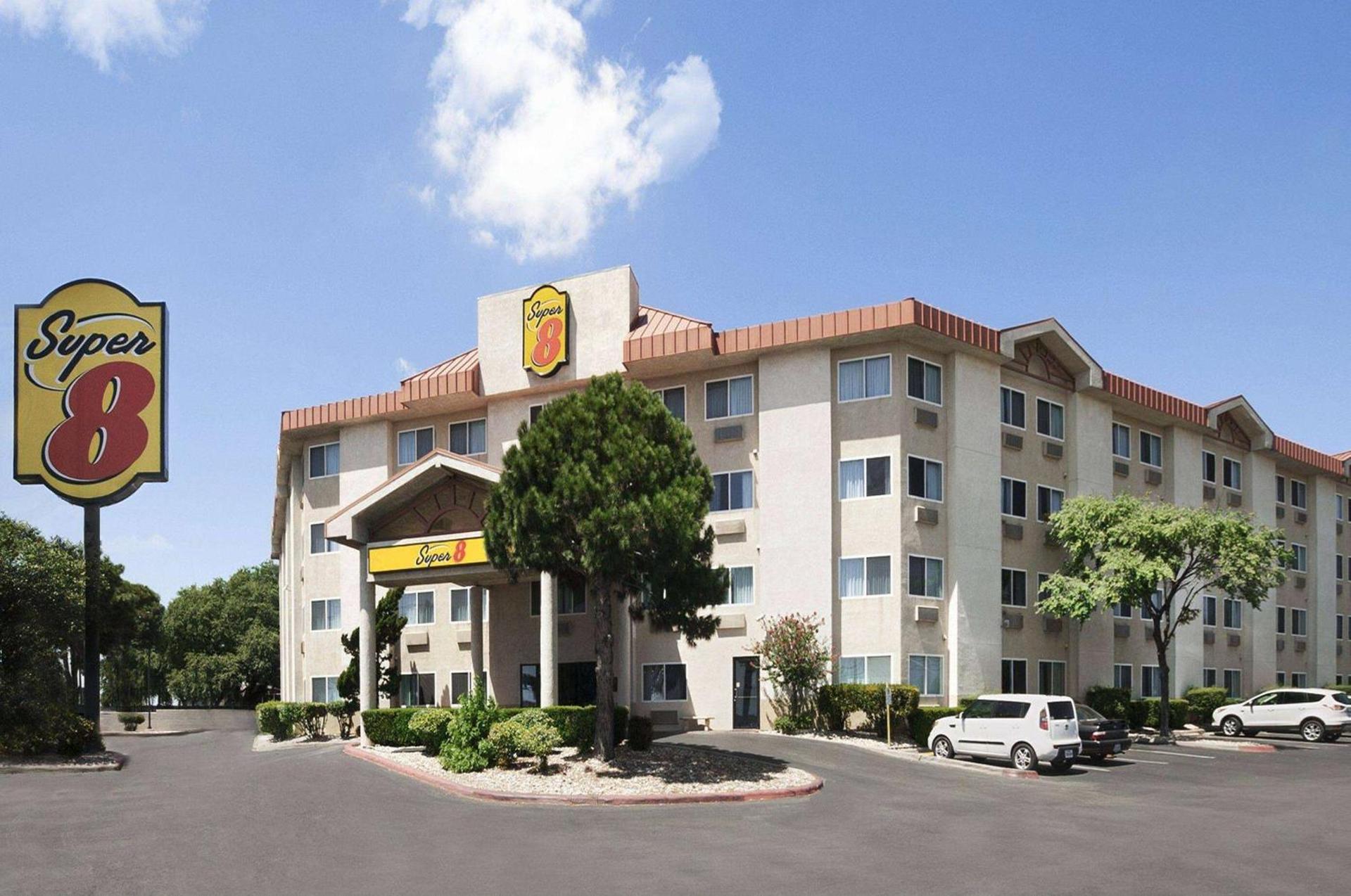 Super 8 by Wyndham Austin North/University Area photo 1