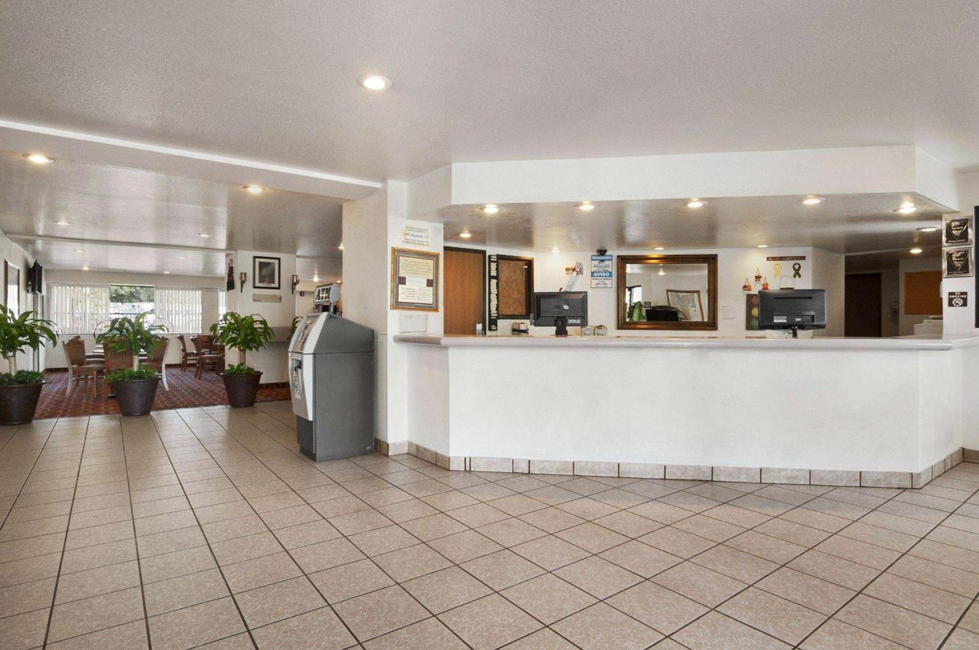 Super 8 by Wyndham Austin North/University Area photo 2