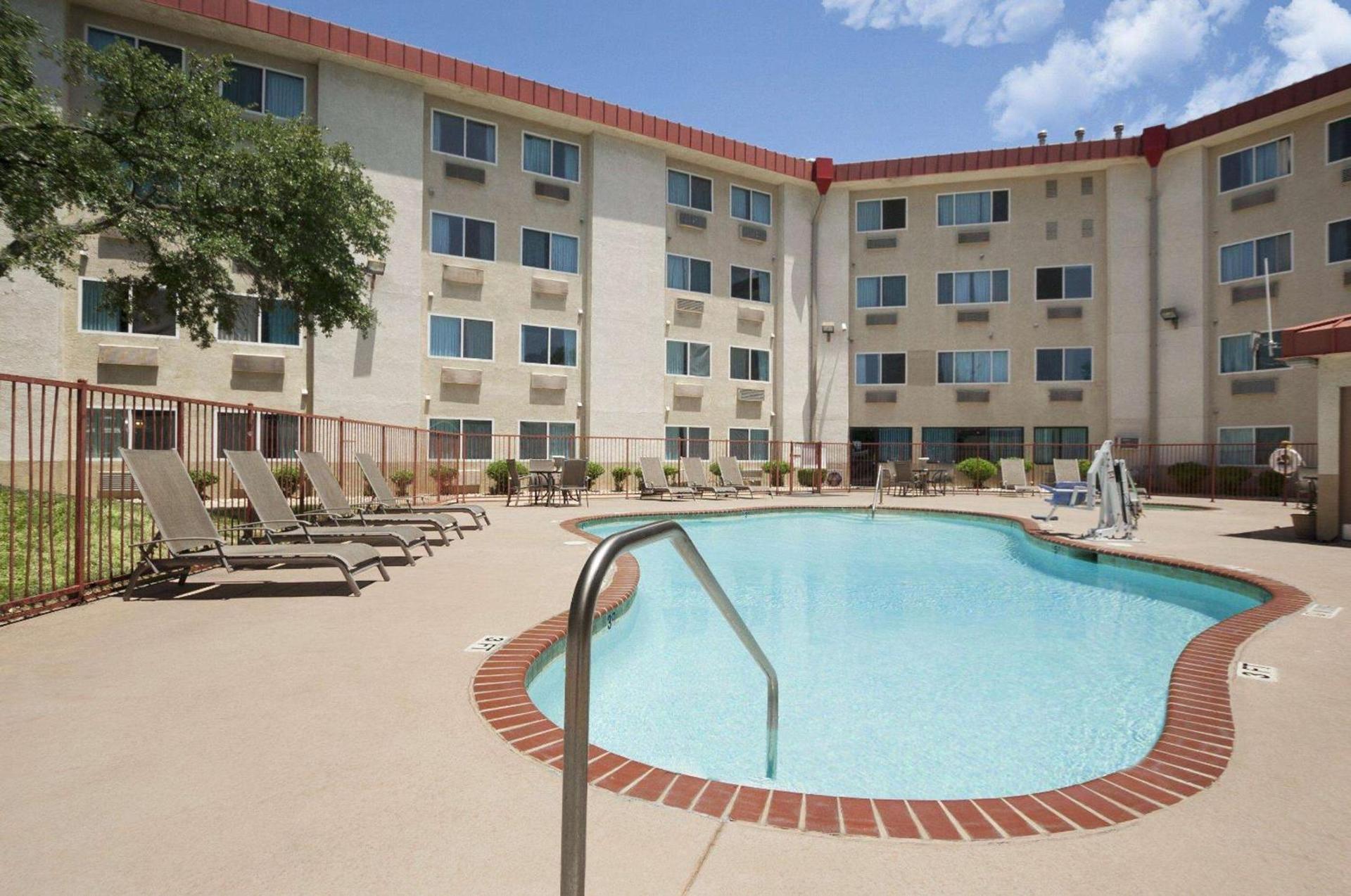 Super 8 by Wyndham Austin North/University Area photo 3