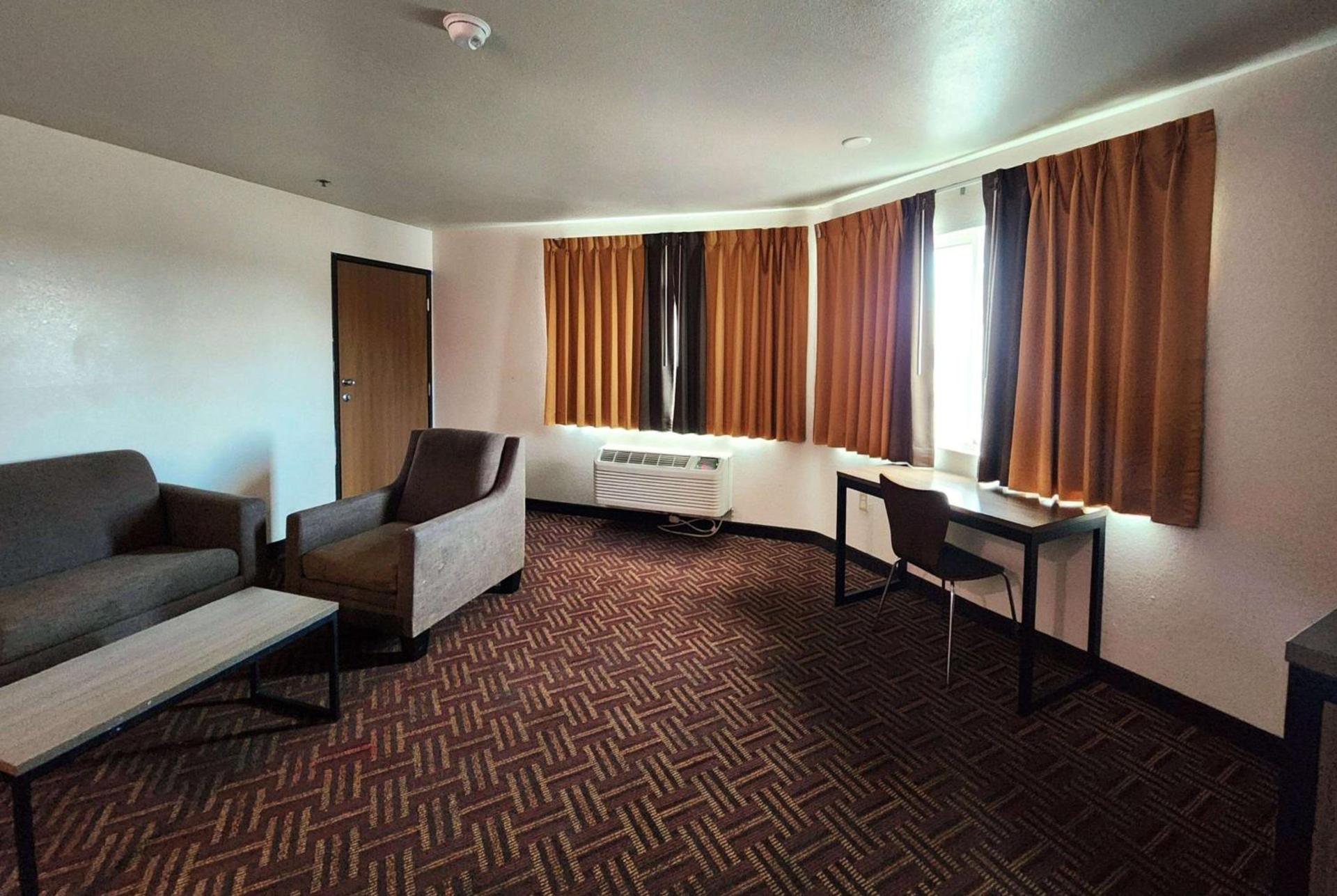 Super 8 by Wyndham Austin North/University Area photo 16