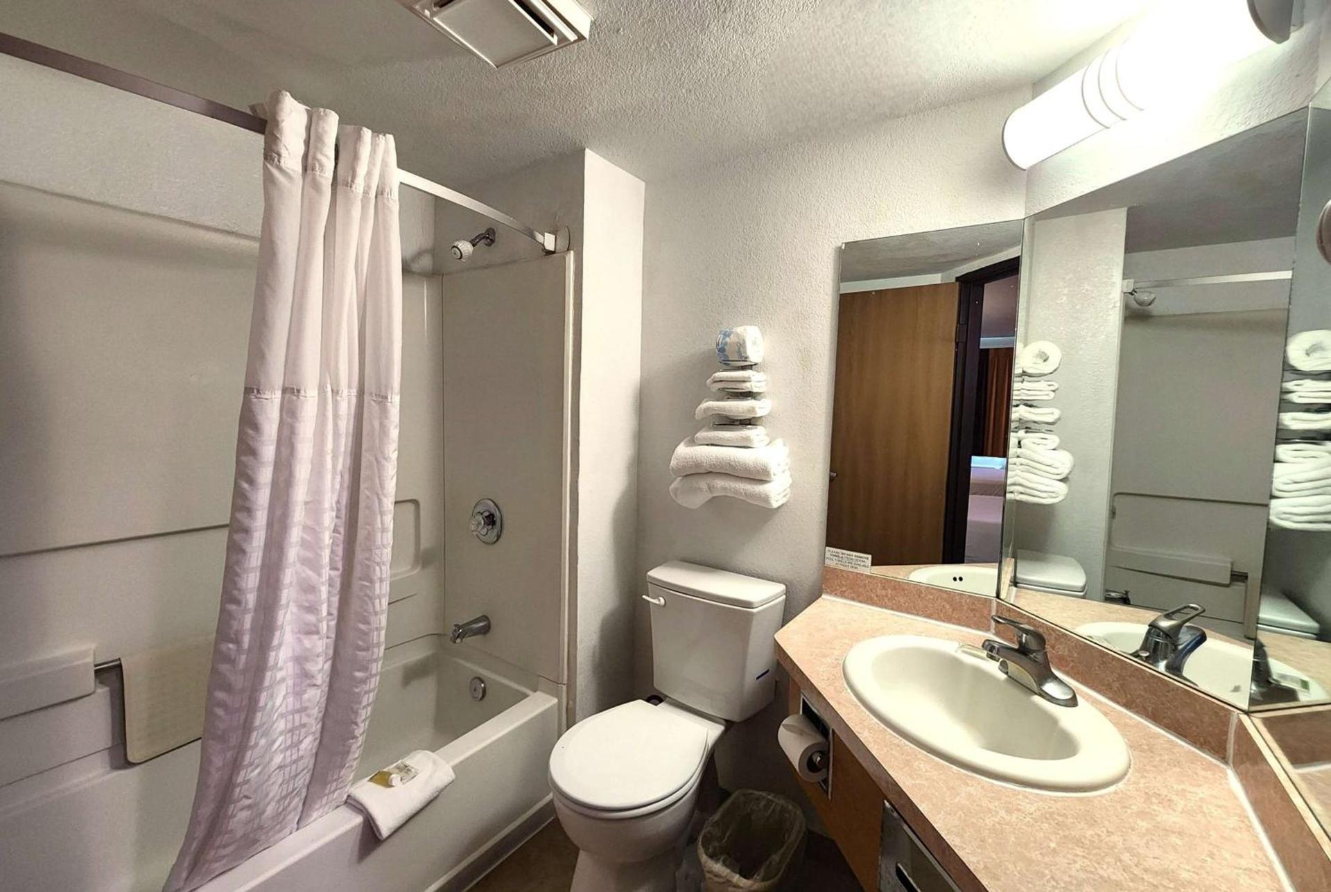 Super 8 by Wyndham Austin North/University Area photo 25