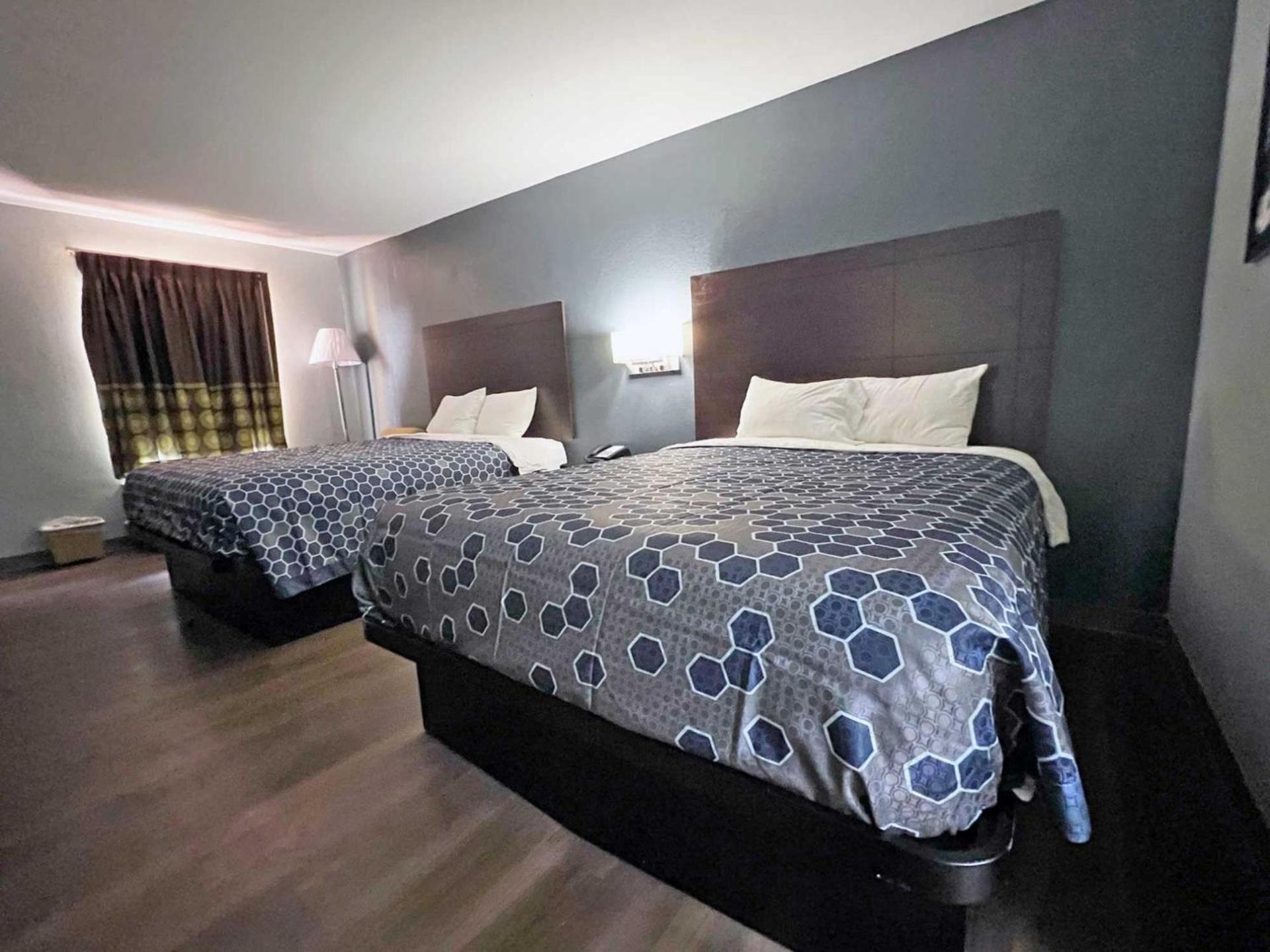 Red Carpet Inn & Suites photo 6