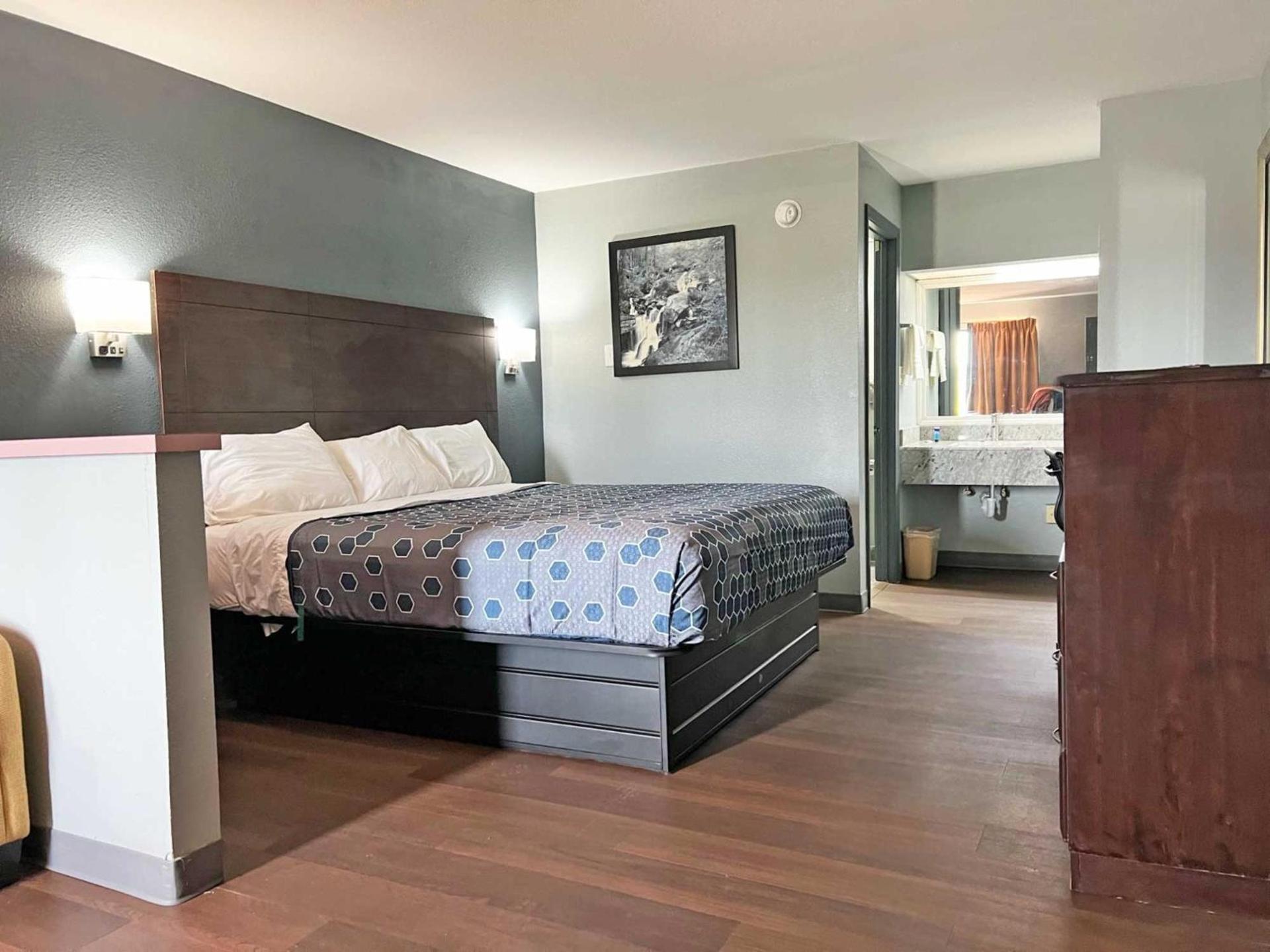 Red Carpet Inn & Suites photo 8