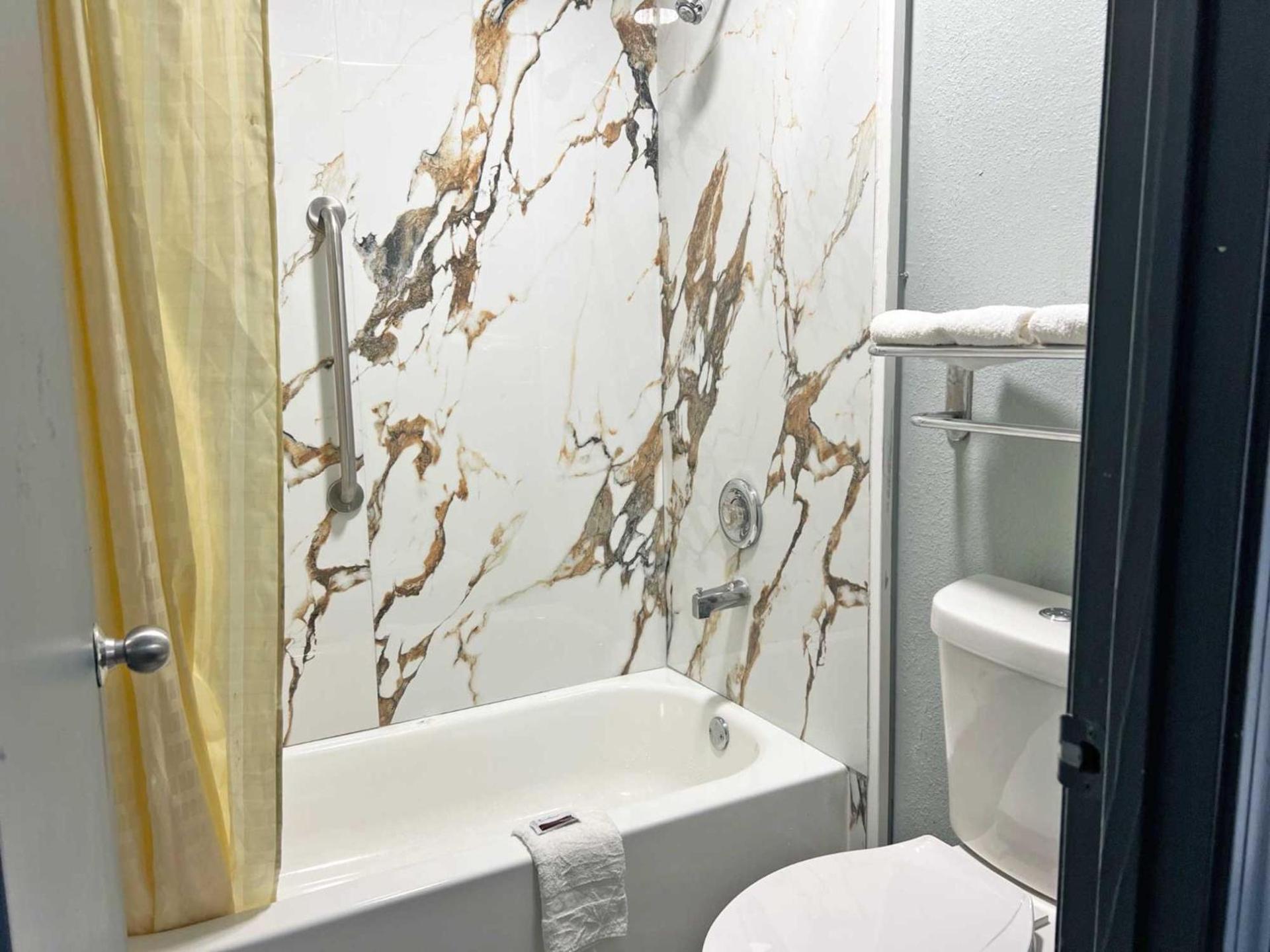 Red Carpet Inn & Suites photo 10