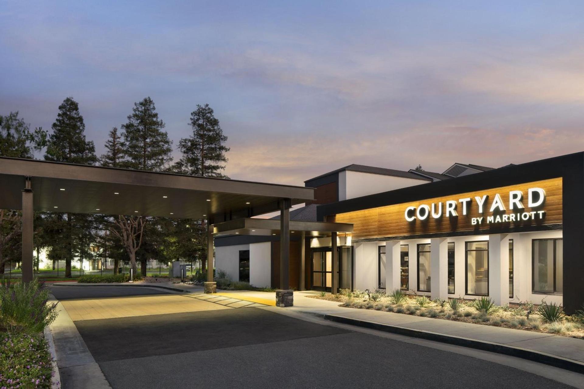 Courtyard by Marriott Bakersfield photo 1