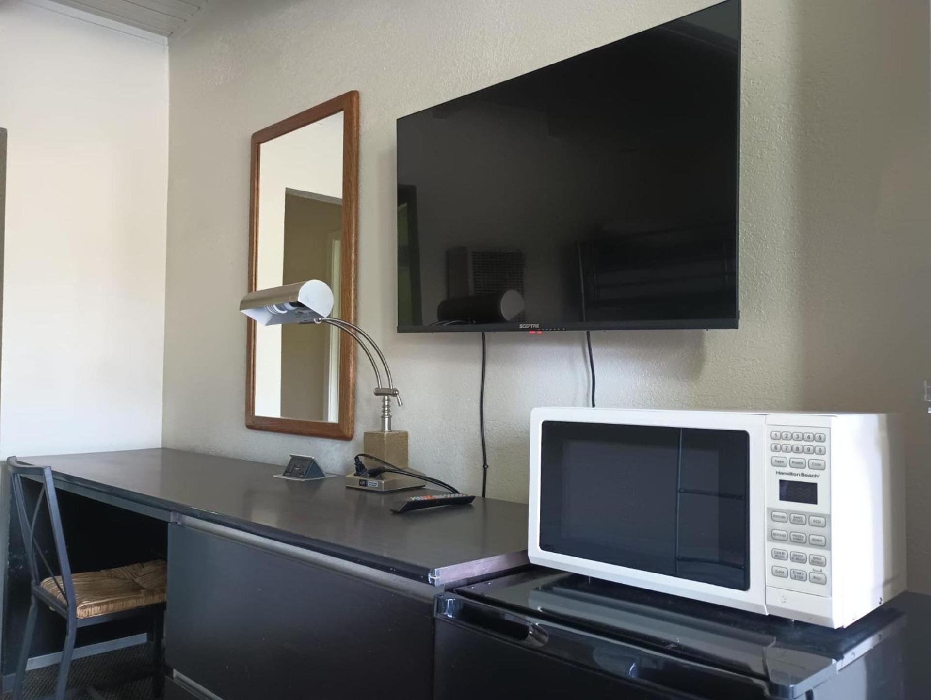 Cedar Inn & Suites photo 7