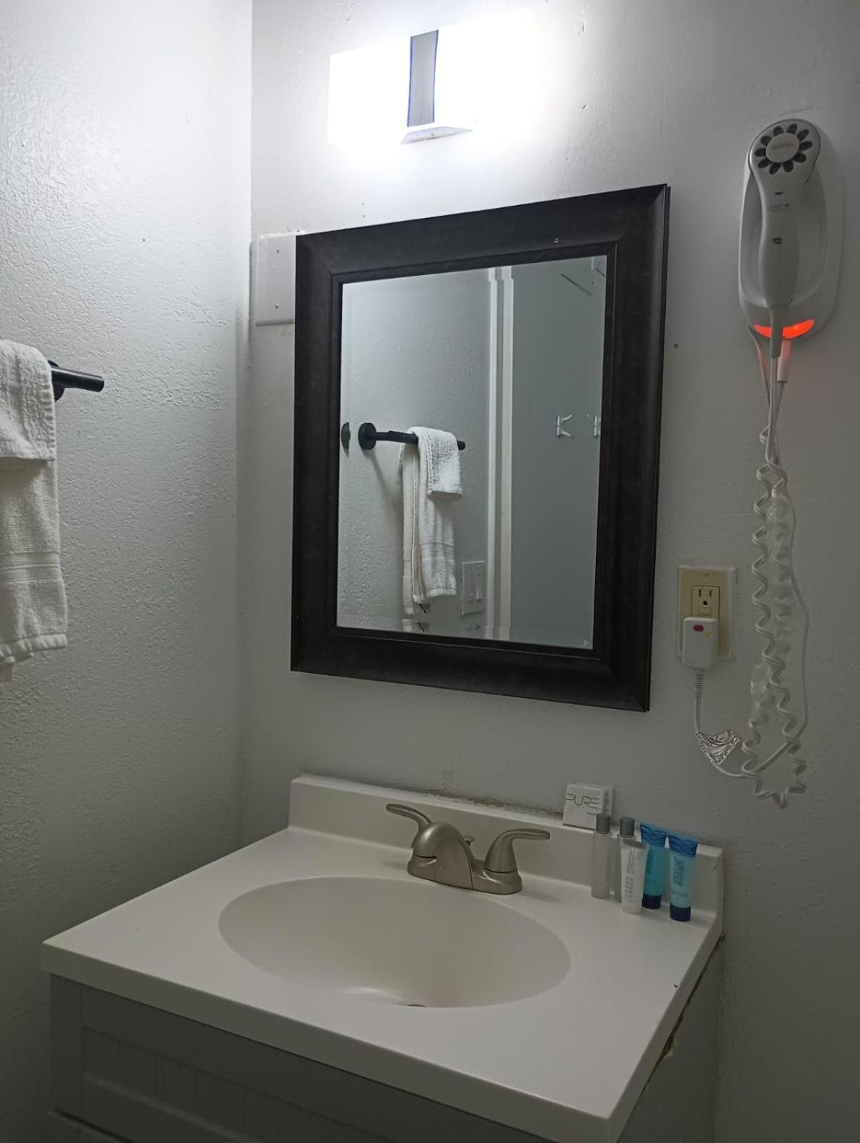 Cedar Inn & Suites photo 8