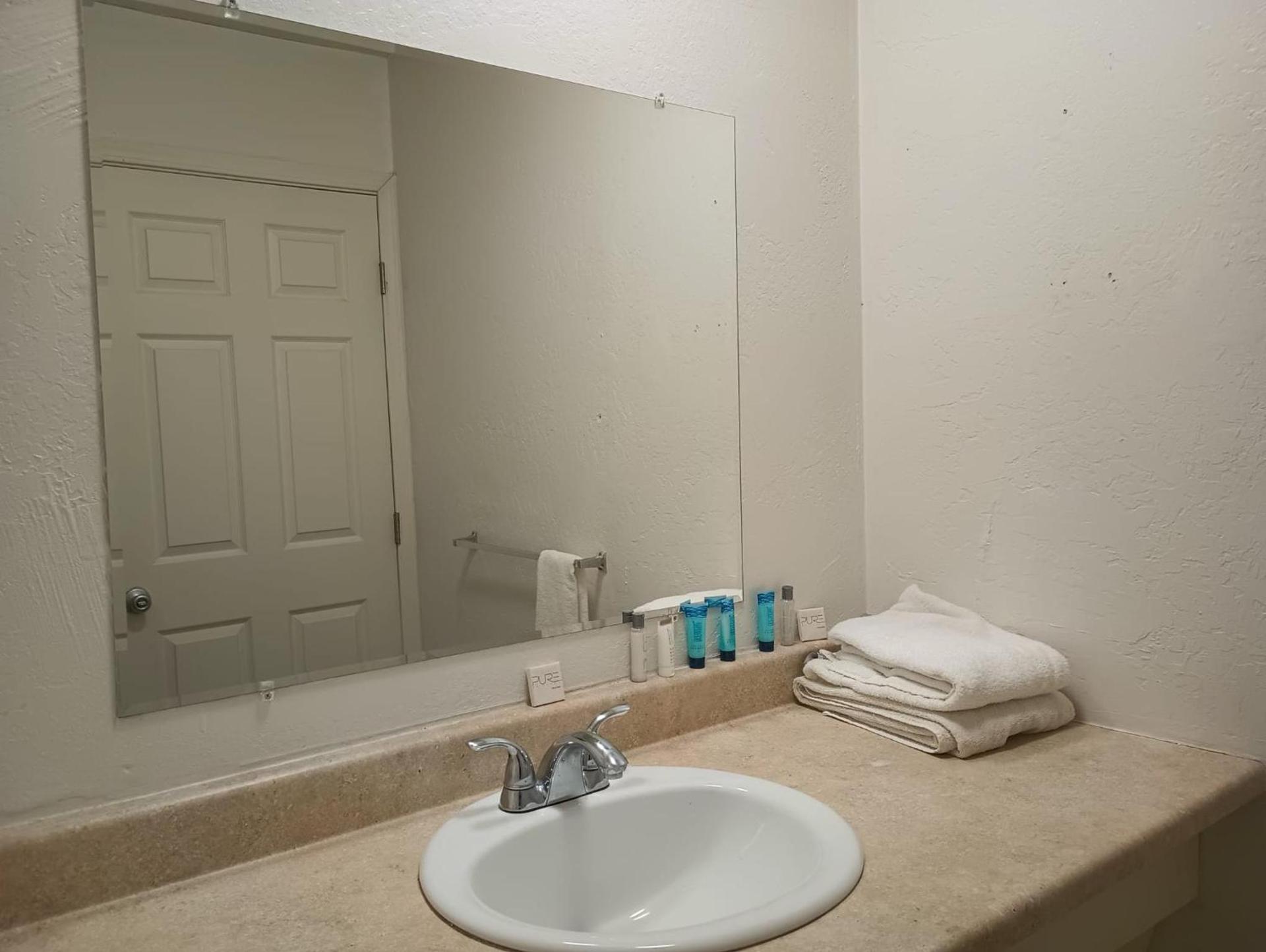 Cedar Inn & Suites photo 4