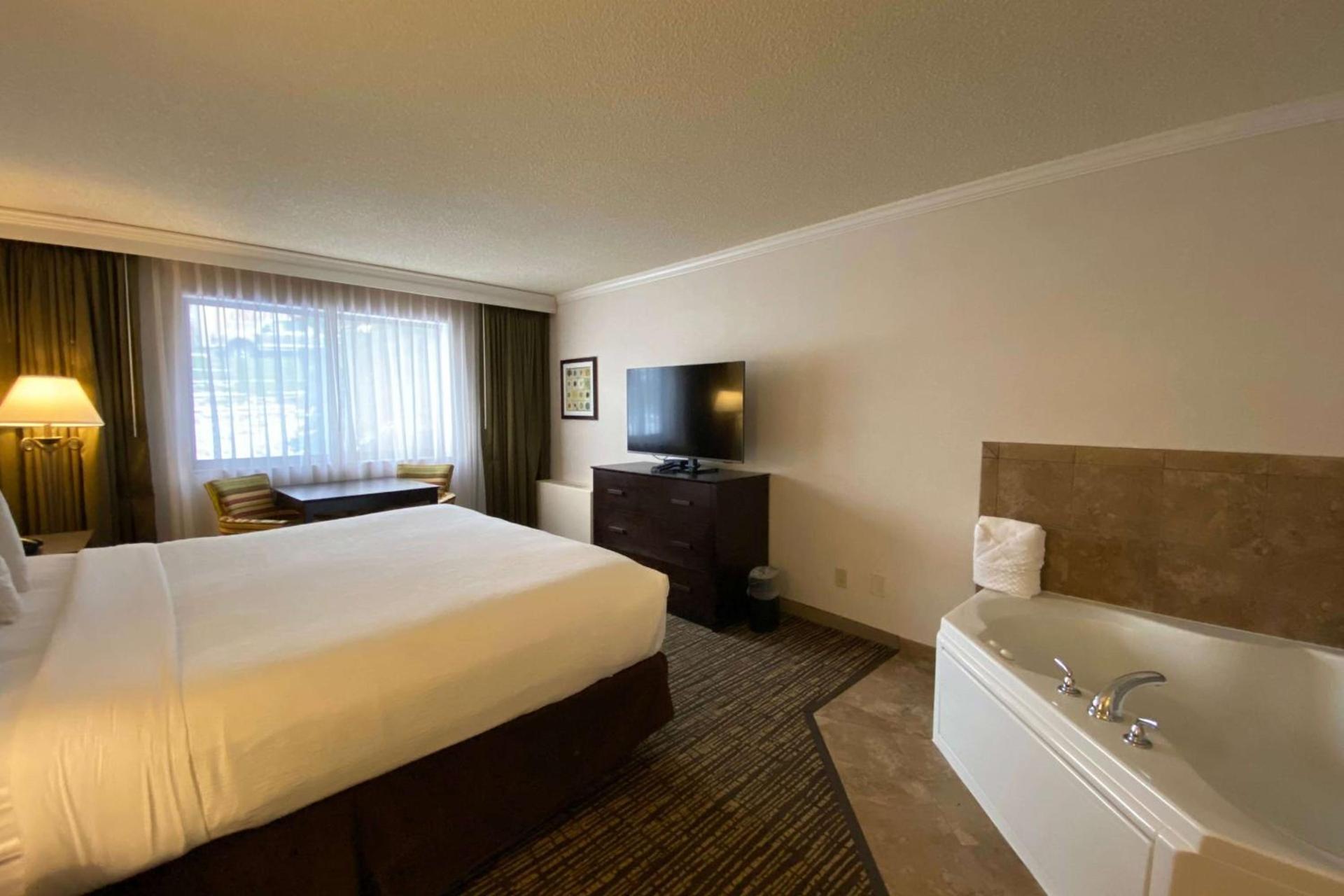 Wyndham Minneapolis South Burnsville photo 13