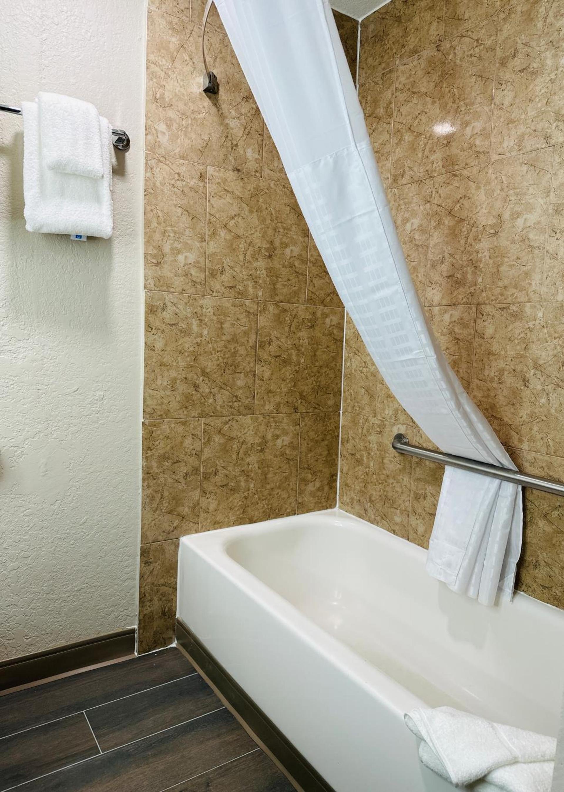 Days Inn by Wyndham Ocala North photo 18