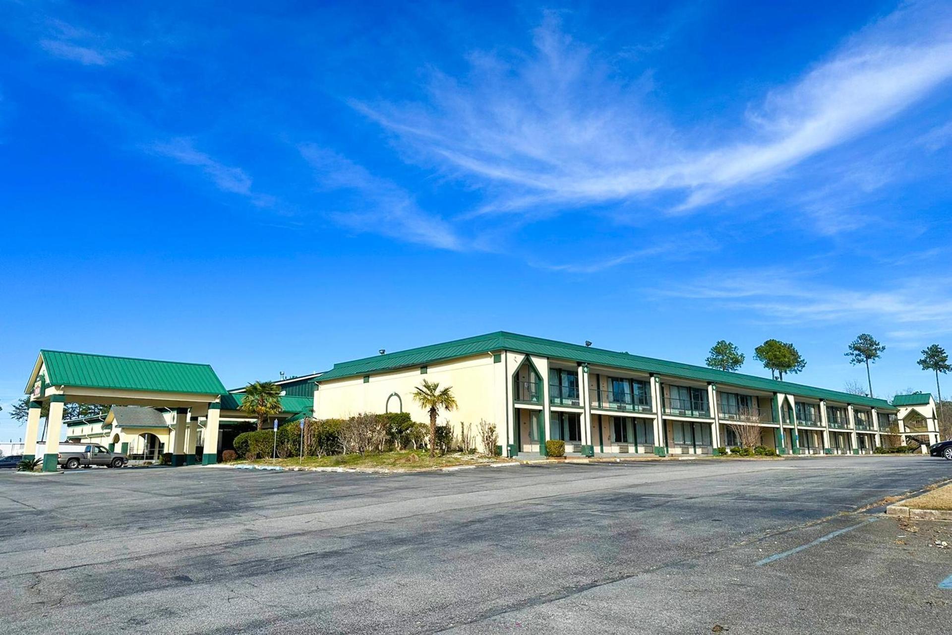 Super Inn & Suites by OYO Milledgeville — hotel in Milledgeville