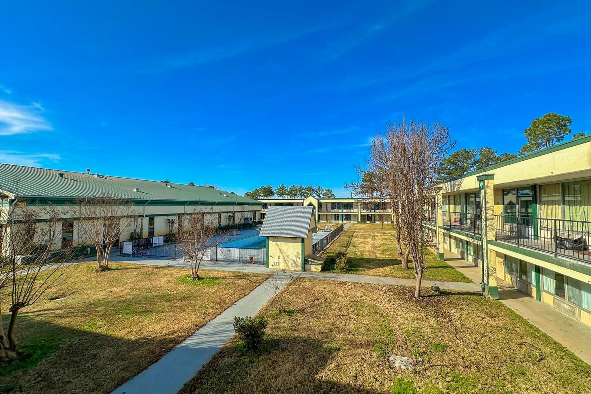 Super Inn & Suites by OYO Milledgeville photo 12