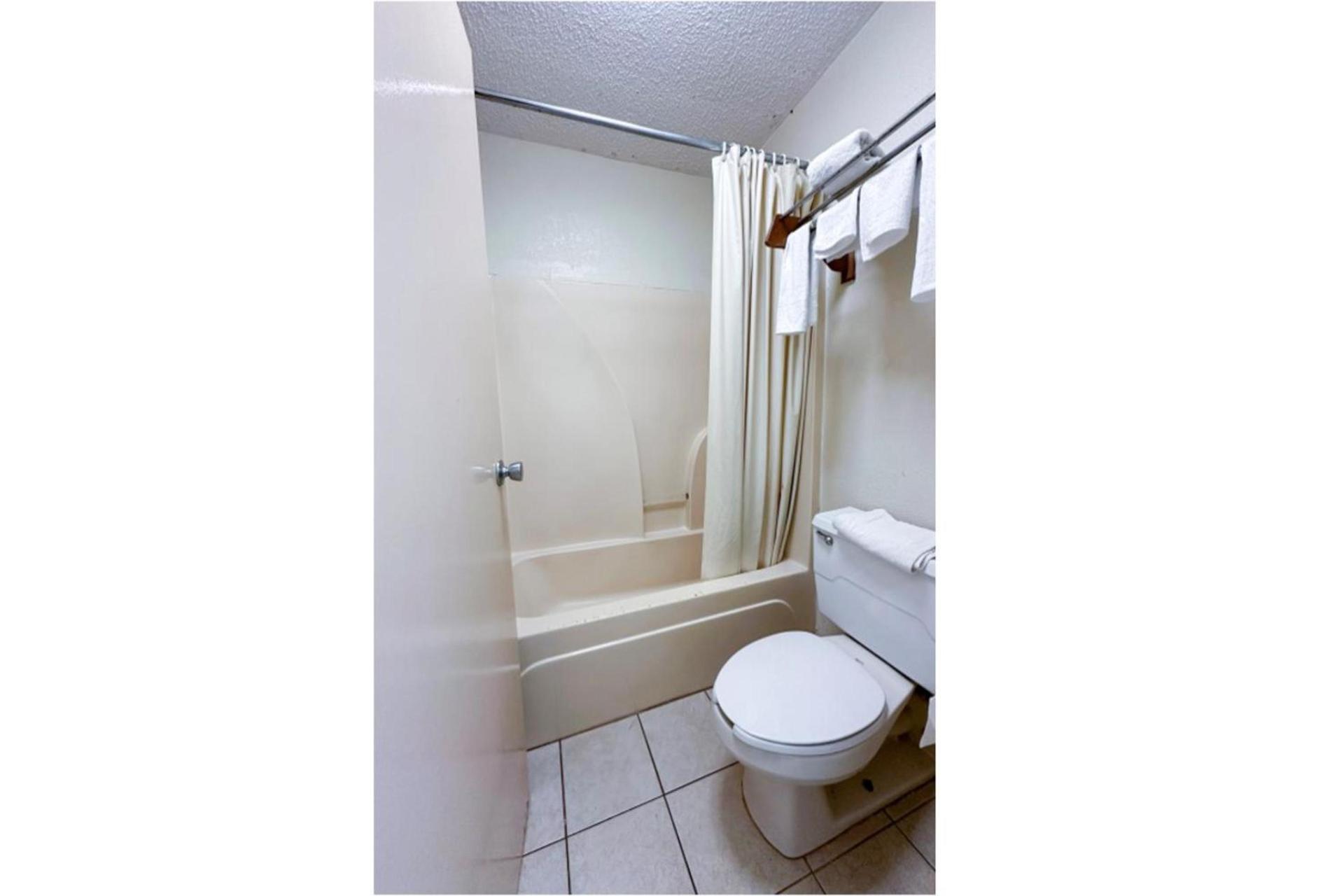 Super Inn & Suites by OYO Milledgeville photo 42