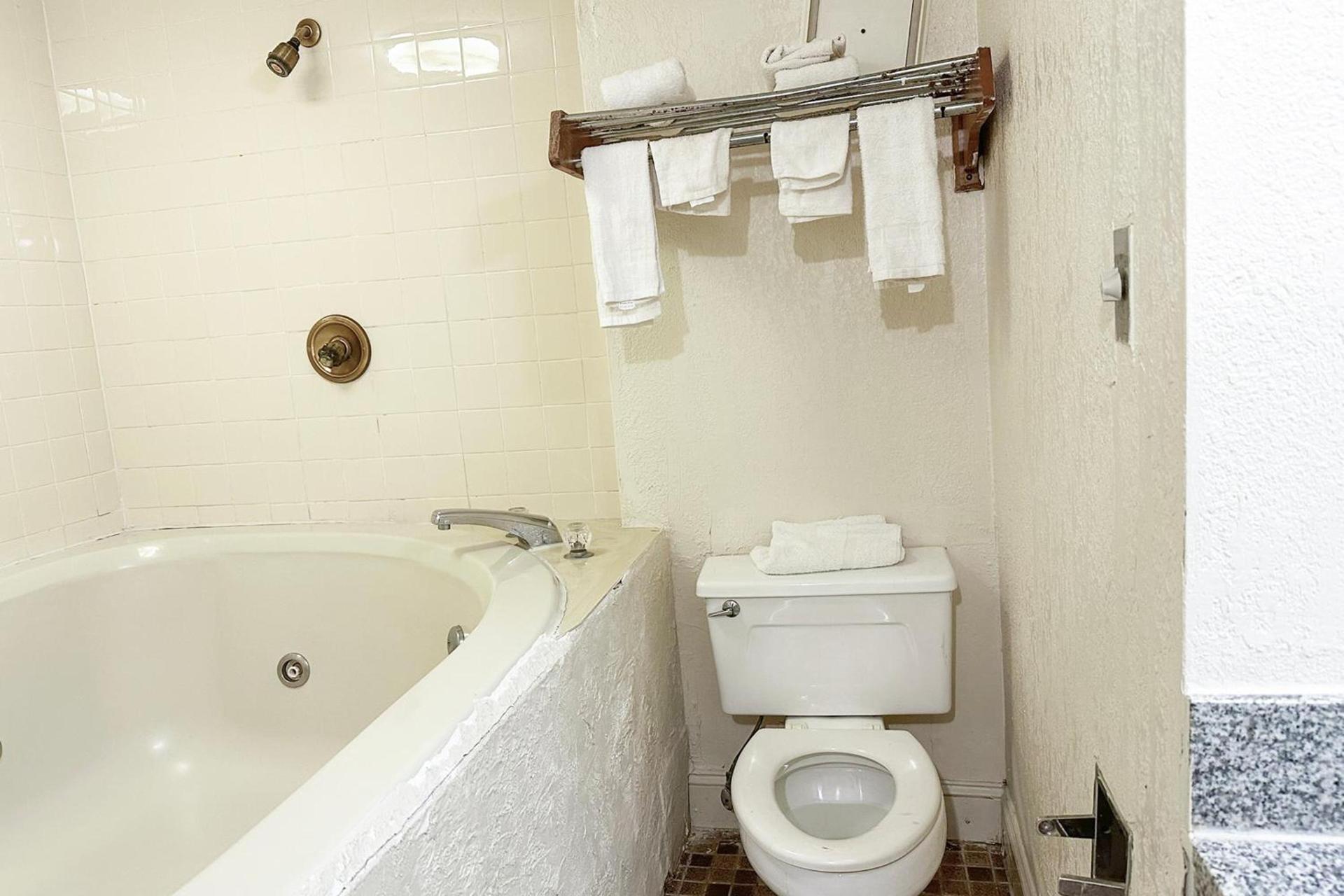 Super Inn & Suites by OYO Milledgeville photo 77