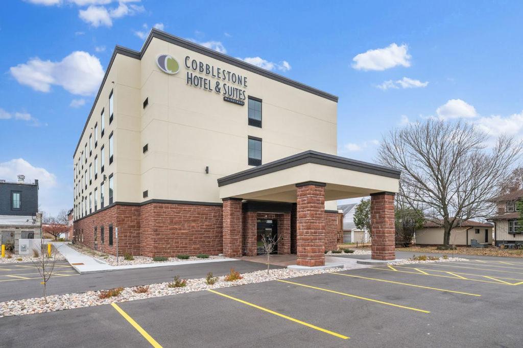 Cobblestone Hotel & Suites - Mosinee photo 1