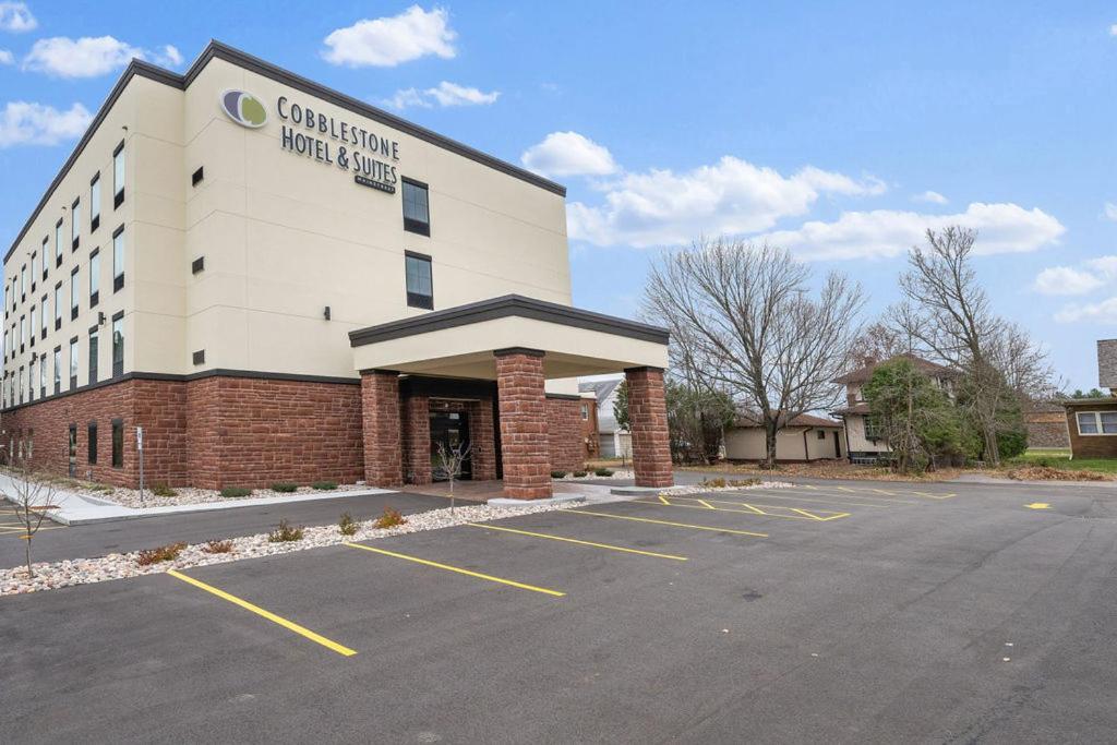 Cobblestone Hotel & Suites - Mosinee photo 25